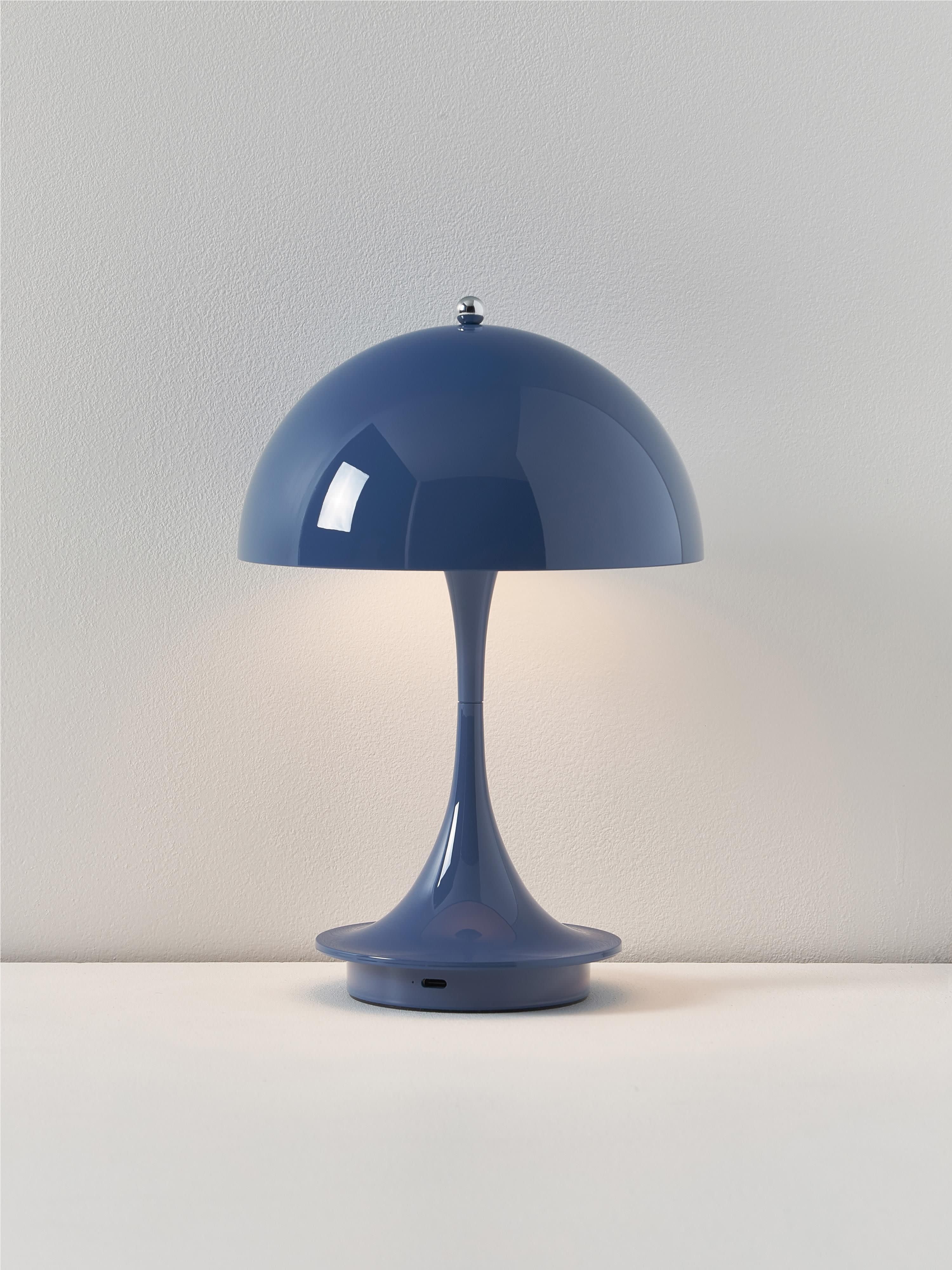 Lampe à poser LED portable à intensité variable Reiulf, design Verner Panton - Bleu, plastique