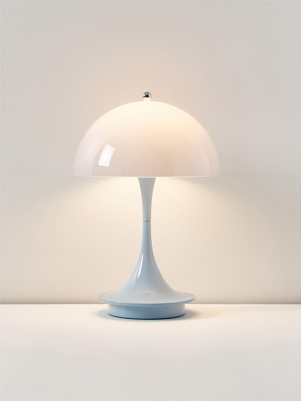 Lampe à poser LED portable à intensité variable Reiulf, design Verner Panton - Bleu ciel