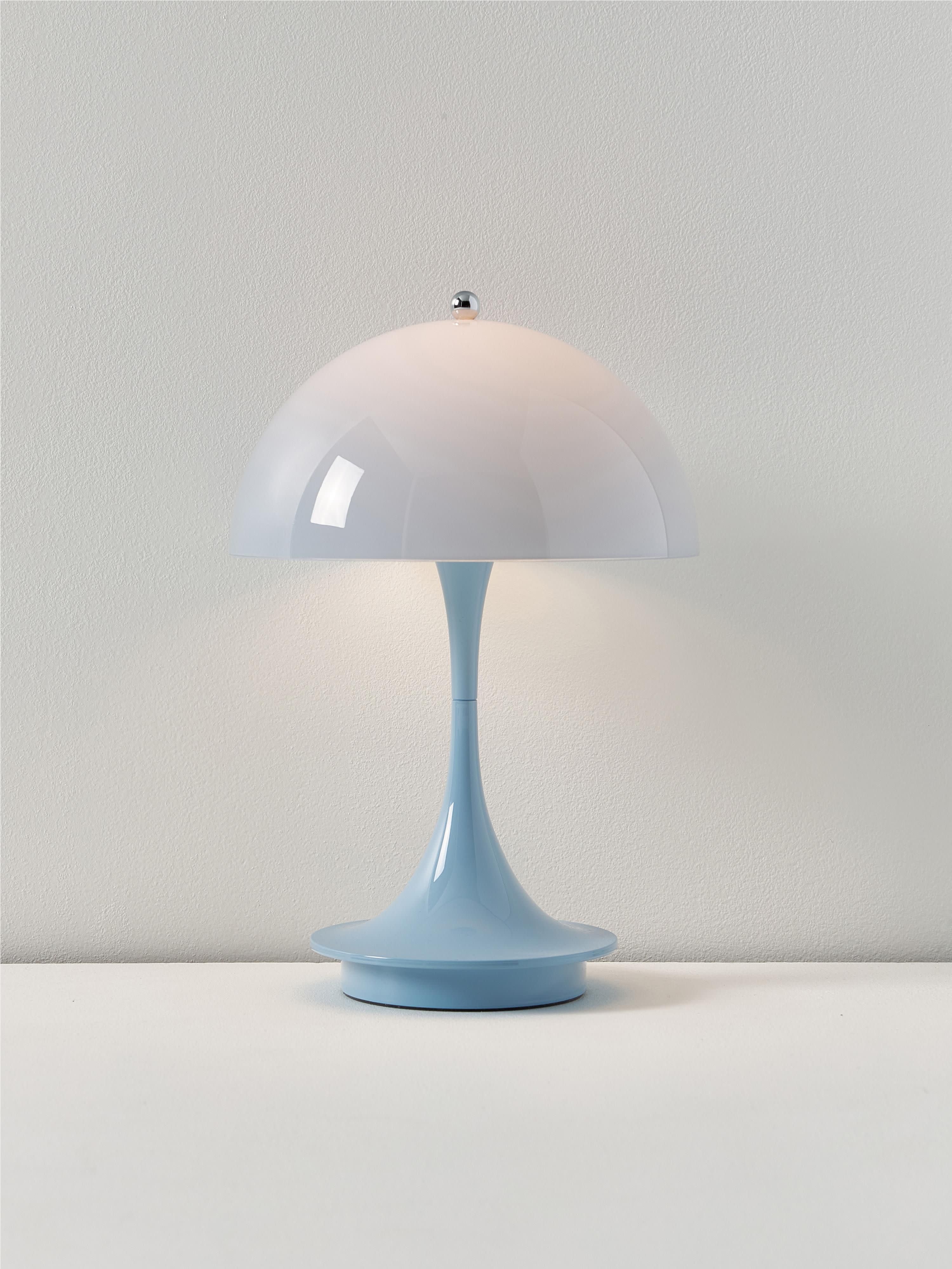 Lampe à poser LED portable à intensité variable Reiulf, design Verner Panton - Bleu ciel