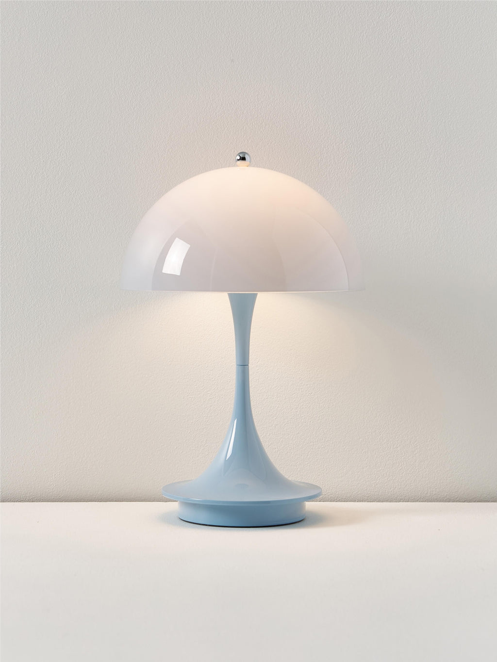 Lampe à poser LED portable à intensité variable Reiulf, design Verner Panton - Bleu ciel