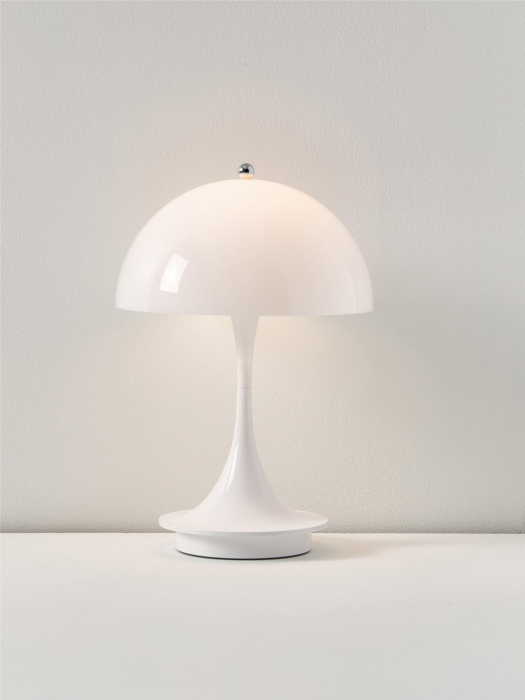 Lampe à poser LED portable à intensité variable Reiulf, design Verner Panton - Blanc, plastique