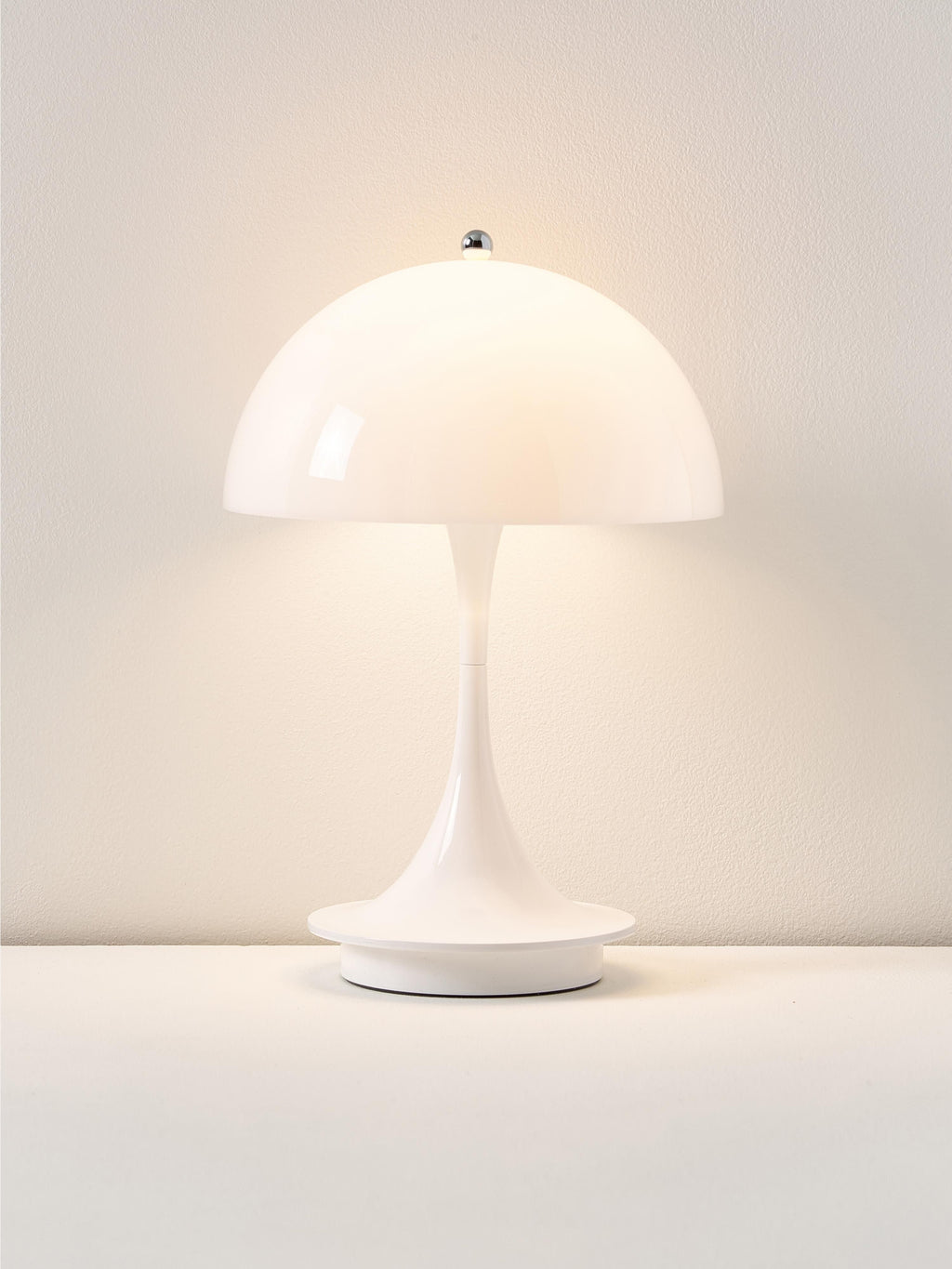 Lampe à poser LED portable à intensité variable Reiulf, design Verner Panton - Blanc, plastique