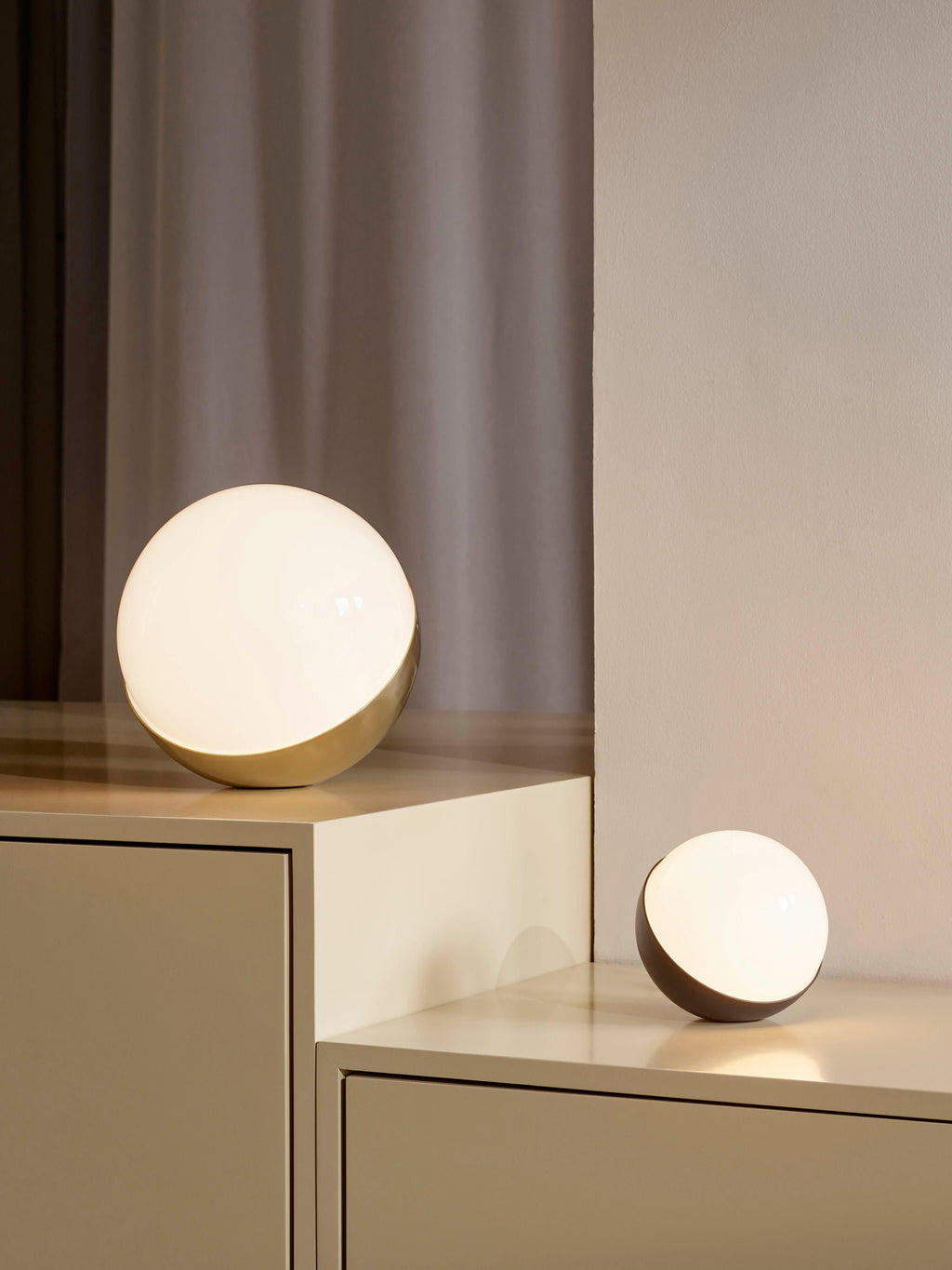 Lampe à poser soufflée bouche Askild, intensité ajustable - Noir