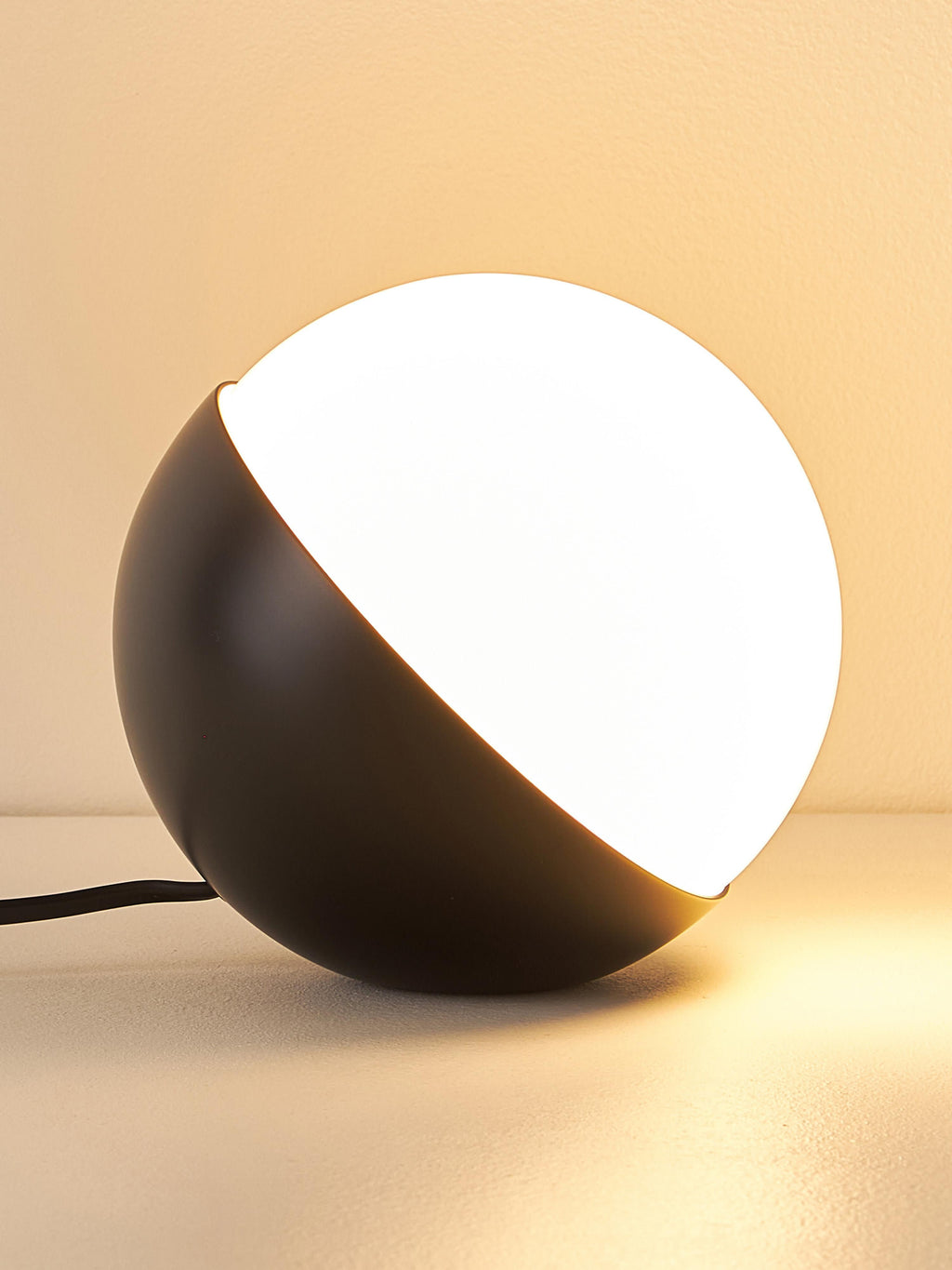 Lampe à poser soufflée bouche Askild, intensité ajustable - Noir