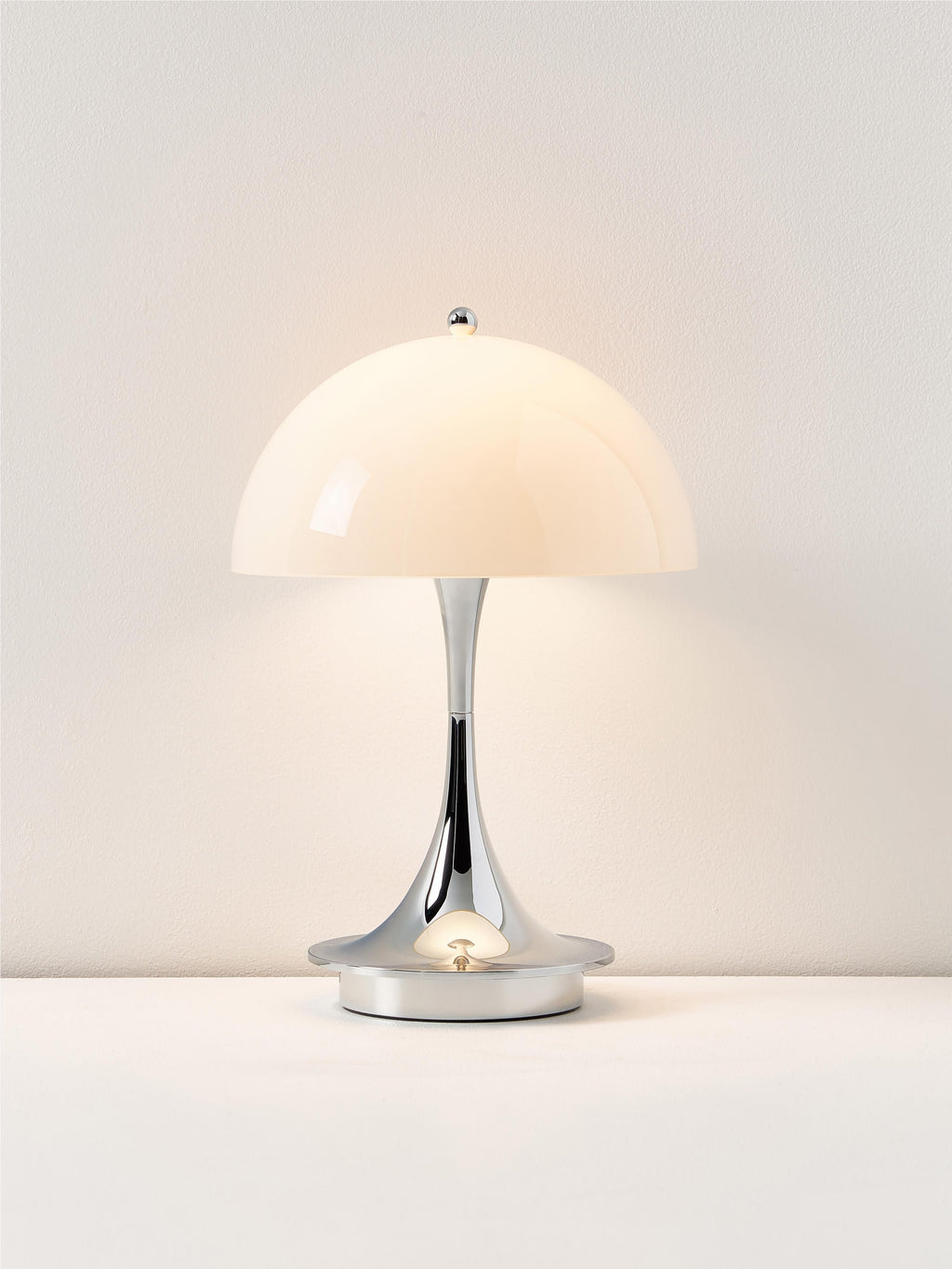 Lampe à poser LED portable à intensité variable Reiulf, design Verner Panton - Beige clair, argenté