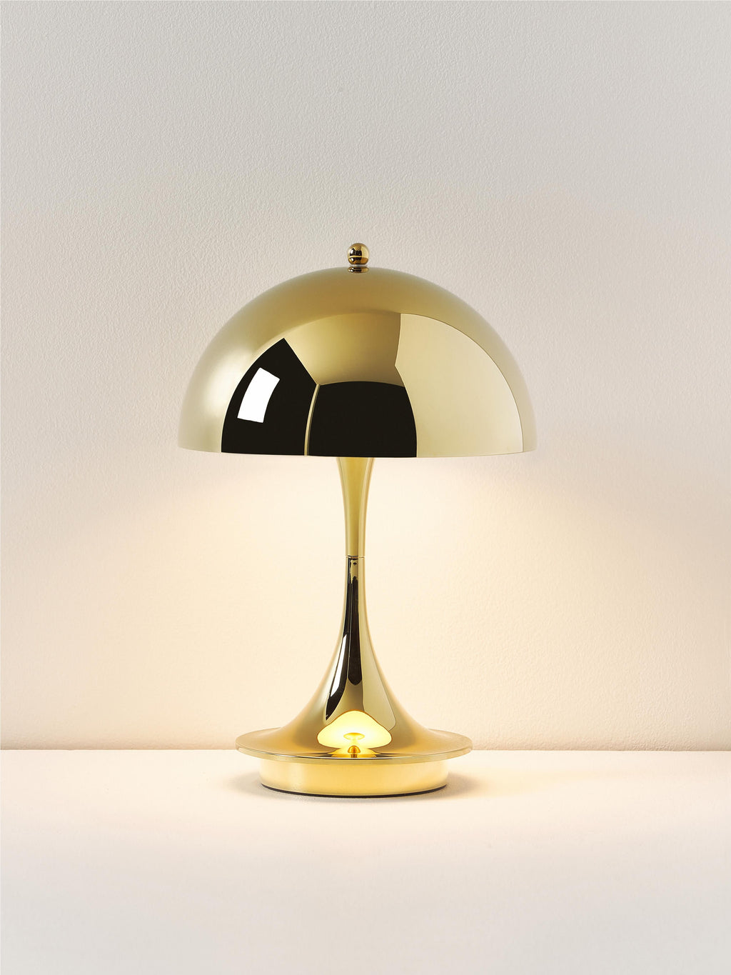 Lampe à poser LED portable à intensité variable Reiulf, design Verner Panton - Plastique doré