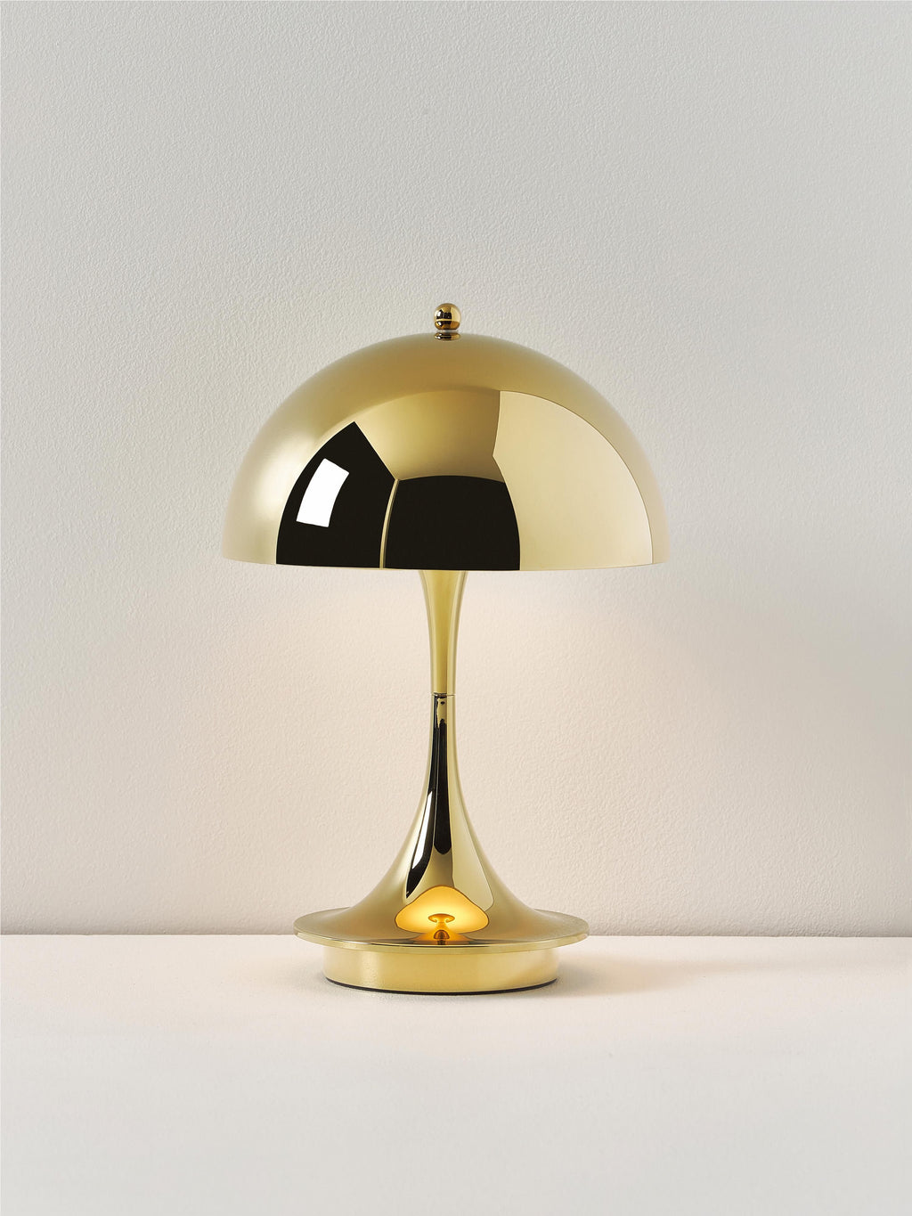 Lampe à poser LED portable à intensité variable Reiulf, design Verner Panton - Plastique doré