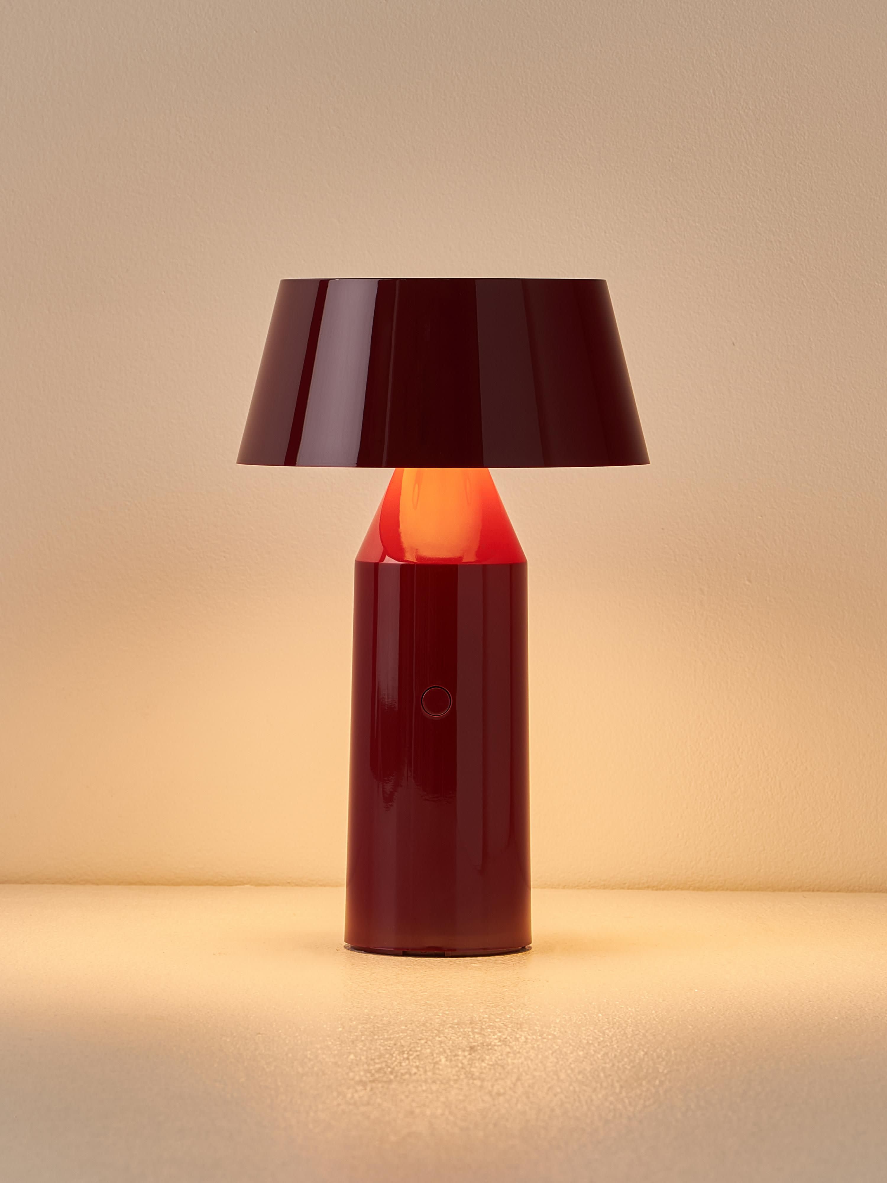 Lampe à poser LED mobile orientable Jokul, intensité ajustable - Lie de vin haute brillance, rouge corail