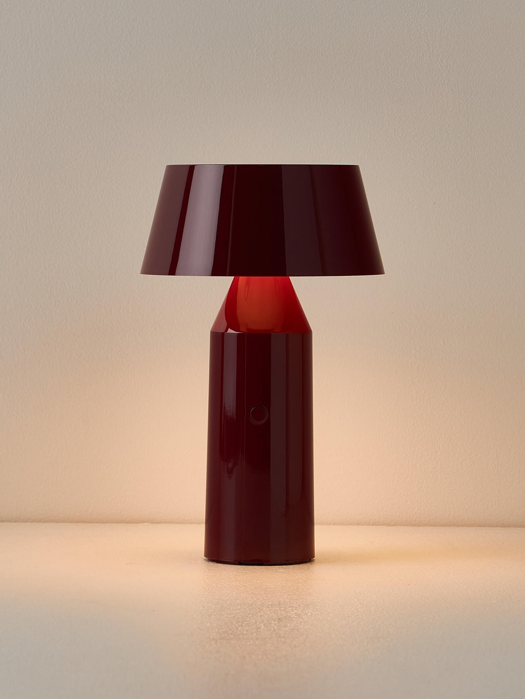Lampe à poser LED mobile orientable Jokul, intensité ajustable - Lie de vin haute brillance, rouge corail