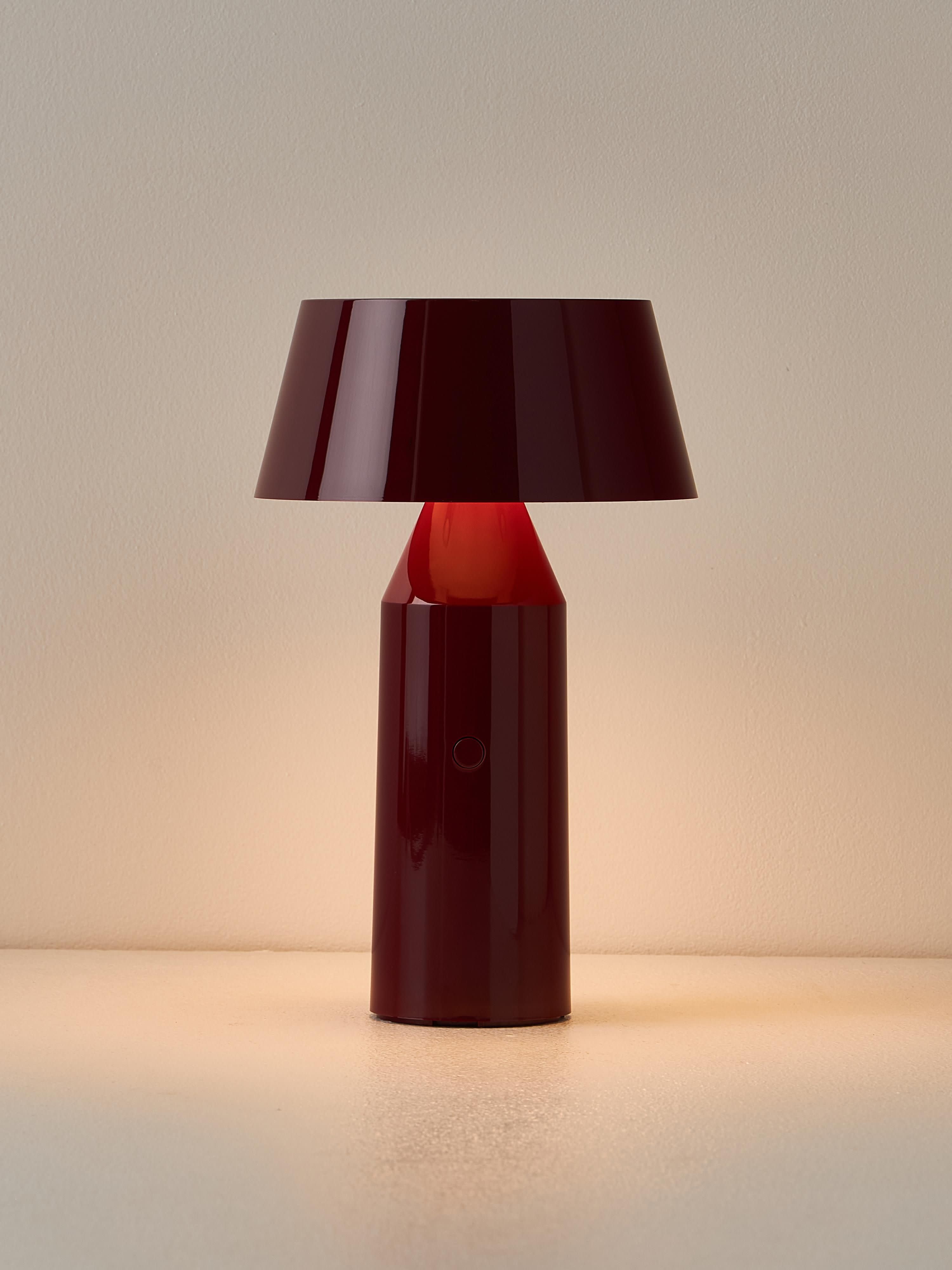 Lampe à poser LED mobile orientable Jokul, intensité ajustable - Lie de vin haute brillance, rouge corail