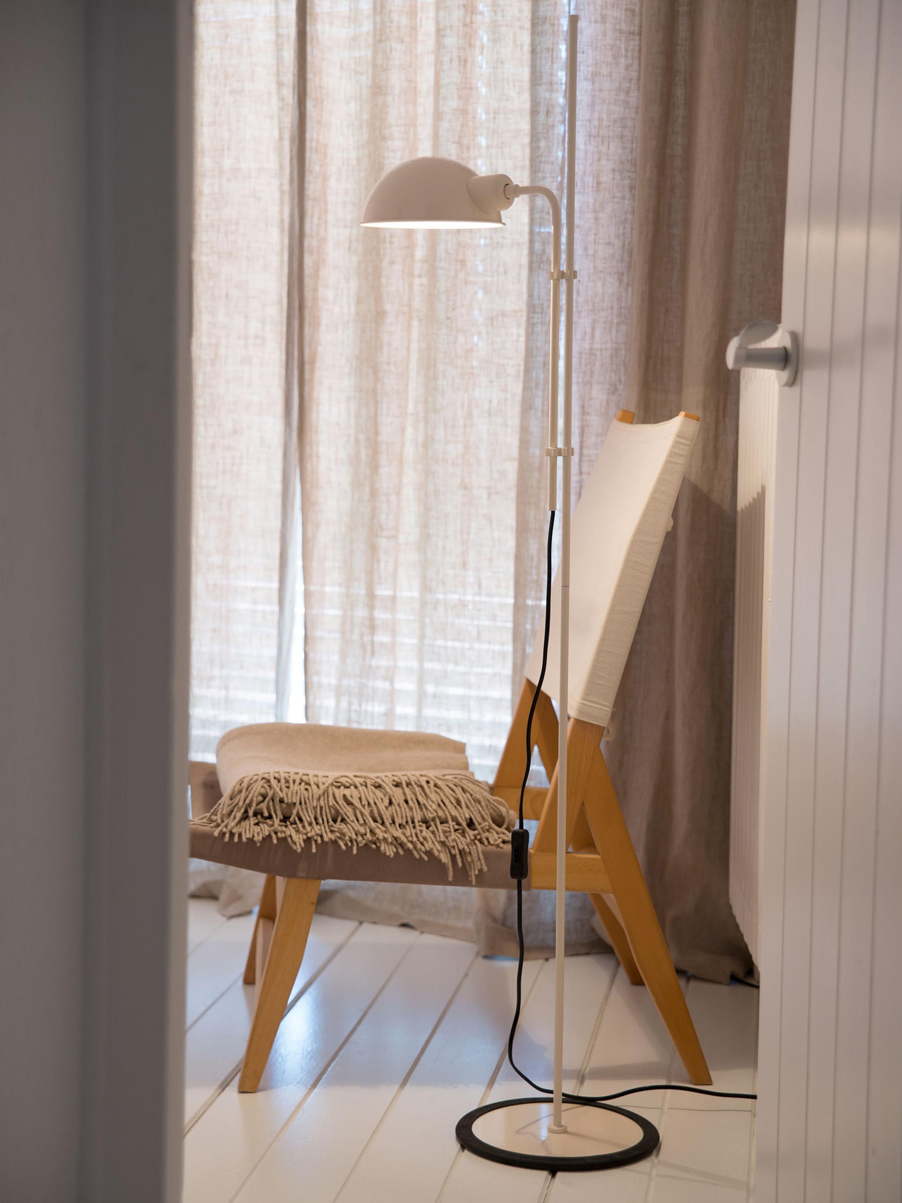 Petit lampadaire orientable Dav - Beige clair, haute brillance