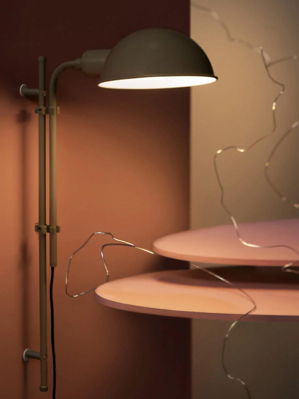 Applique murale orientable avec prise secteur Dav - Grège, haute brillance