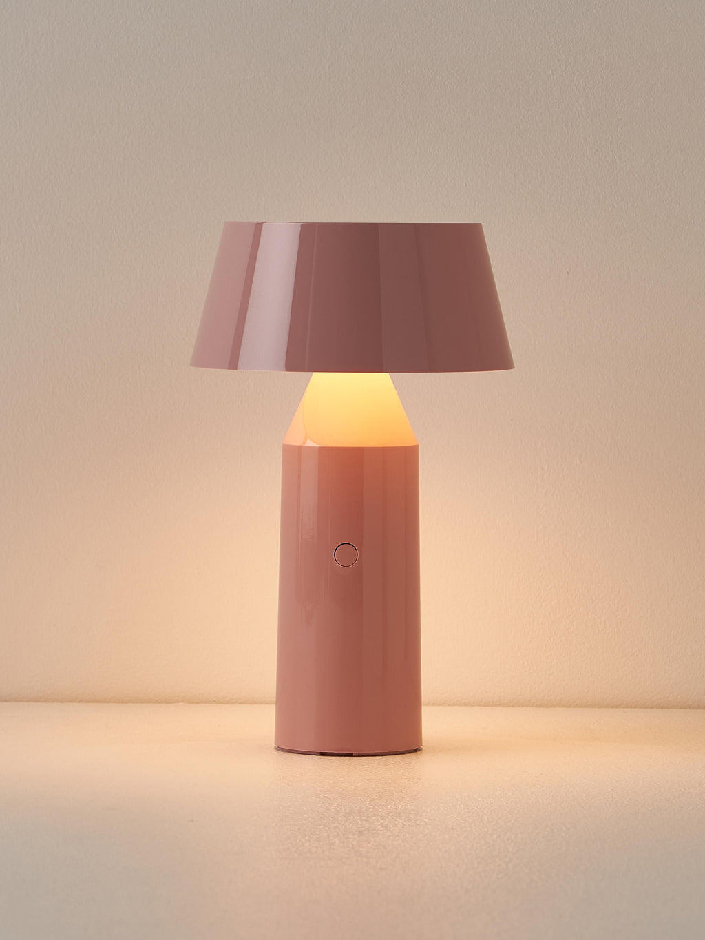 Lampe à poser LED mobile orientable Jokul, intensité ajustable - Rose pâle haute brillance, blanc cassé