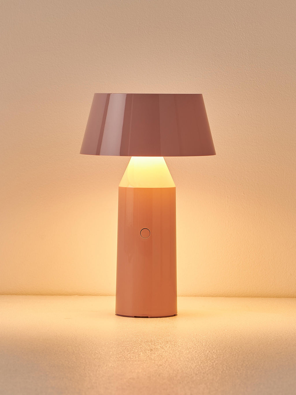 Lampe à poser LED mobile orientable Jokul, intensité ajustable - Rose pâle haute brillance, blanc cassé