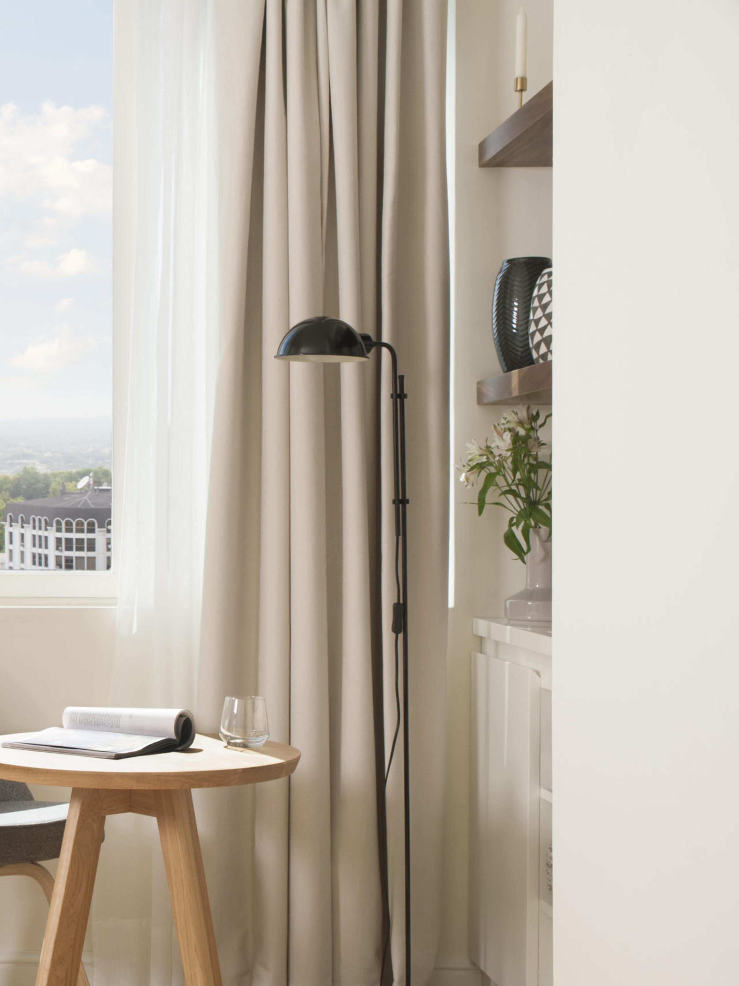 Petit lampadaire orientable Dav - Noir, haute brillance