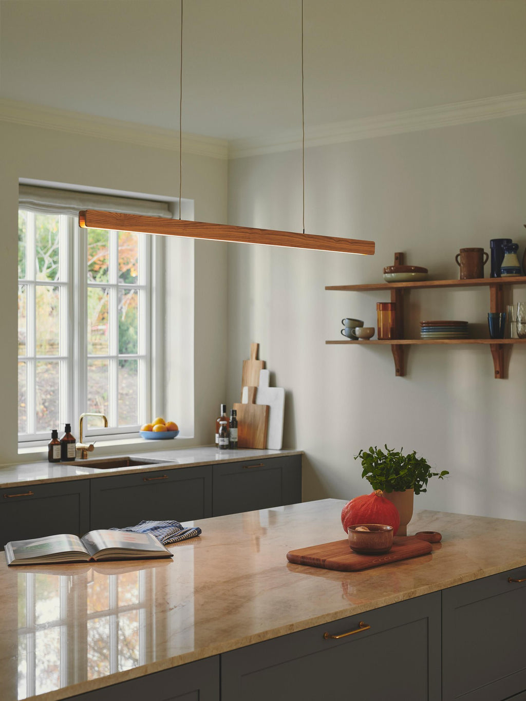 Grande suspension LED Staffan, intensité ajustable - Bois, blanc