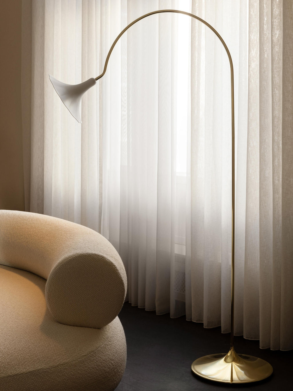 Grande lampe en arc Anza - Blanc, doré