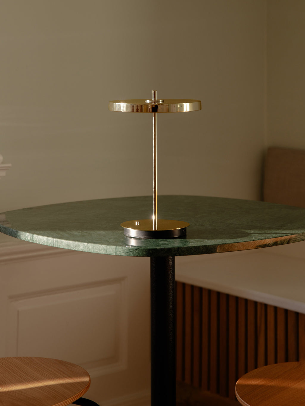 Petite lampe à poser LED mobile Kurt, intensité ajustable - Doré