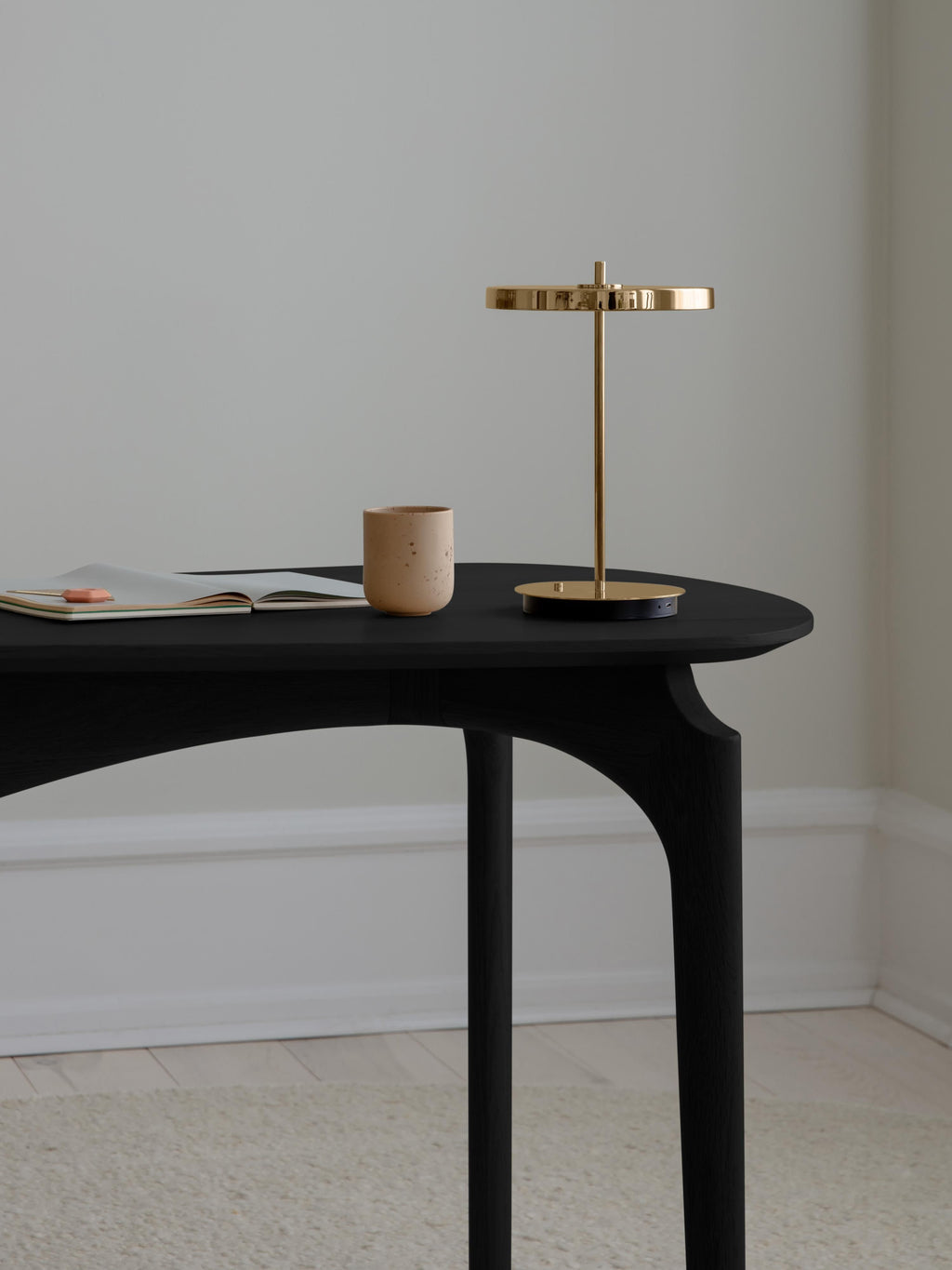 Petite lampe à poser LED mobile Kurt, intensité ajustable - Doré