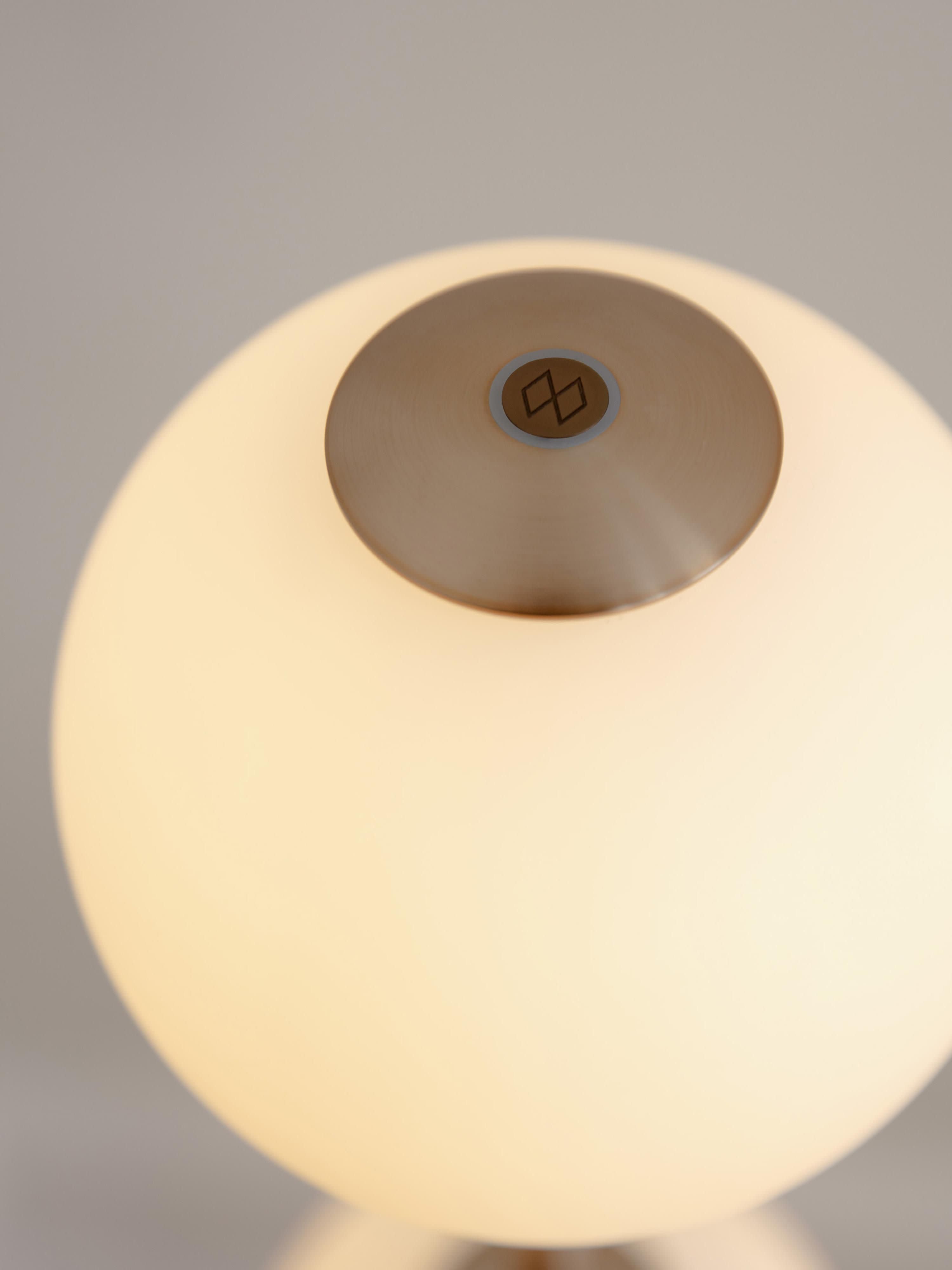 Petit lampadaire LED Kell, intensité ajustable - Blanc crème, doré