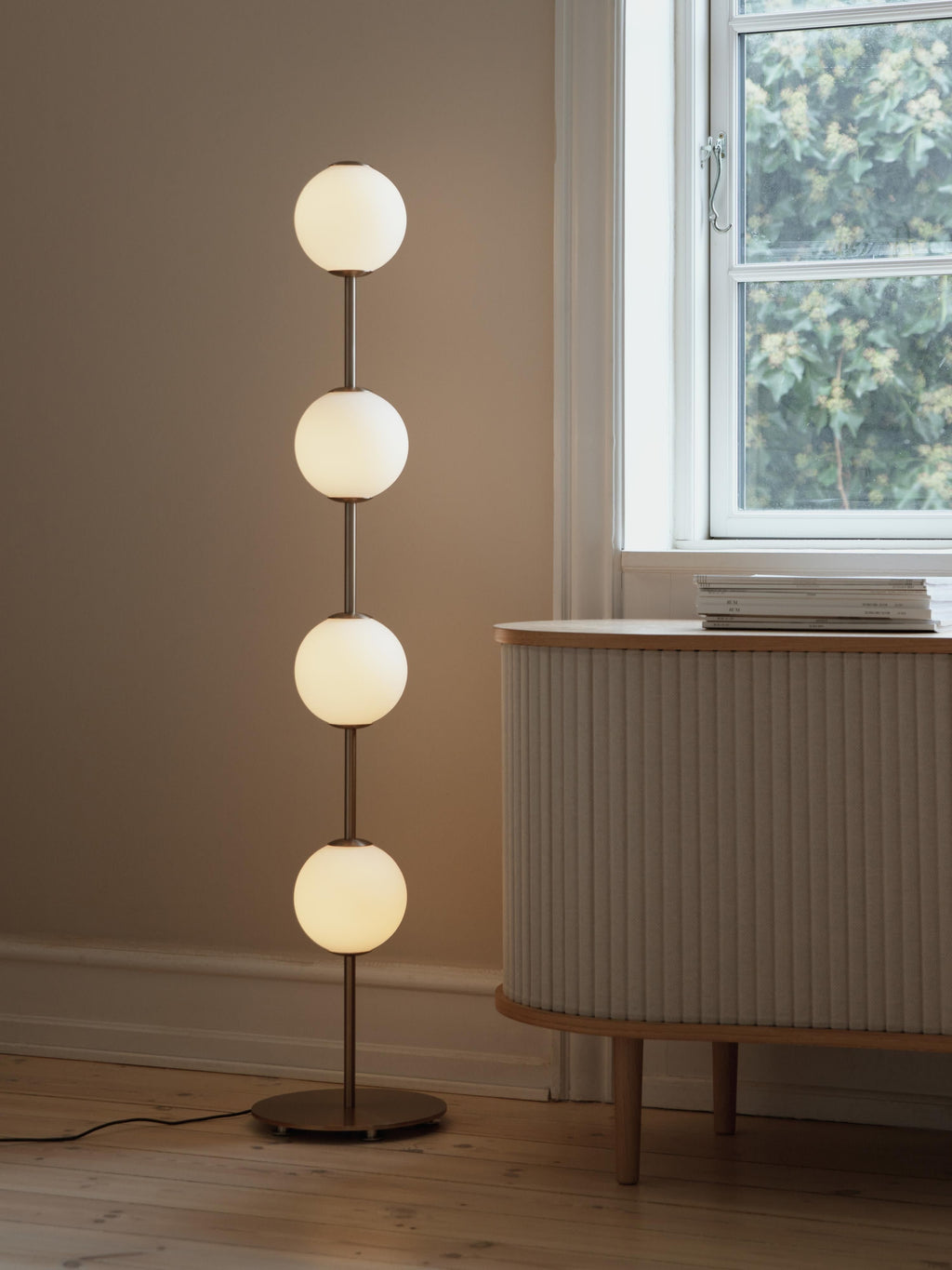 Petit lampadaire LED Kell, intensité ajustable - Blanc crème, doré