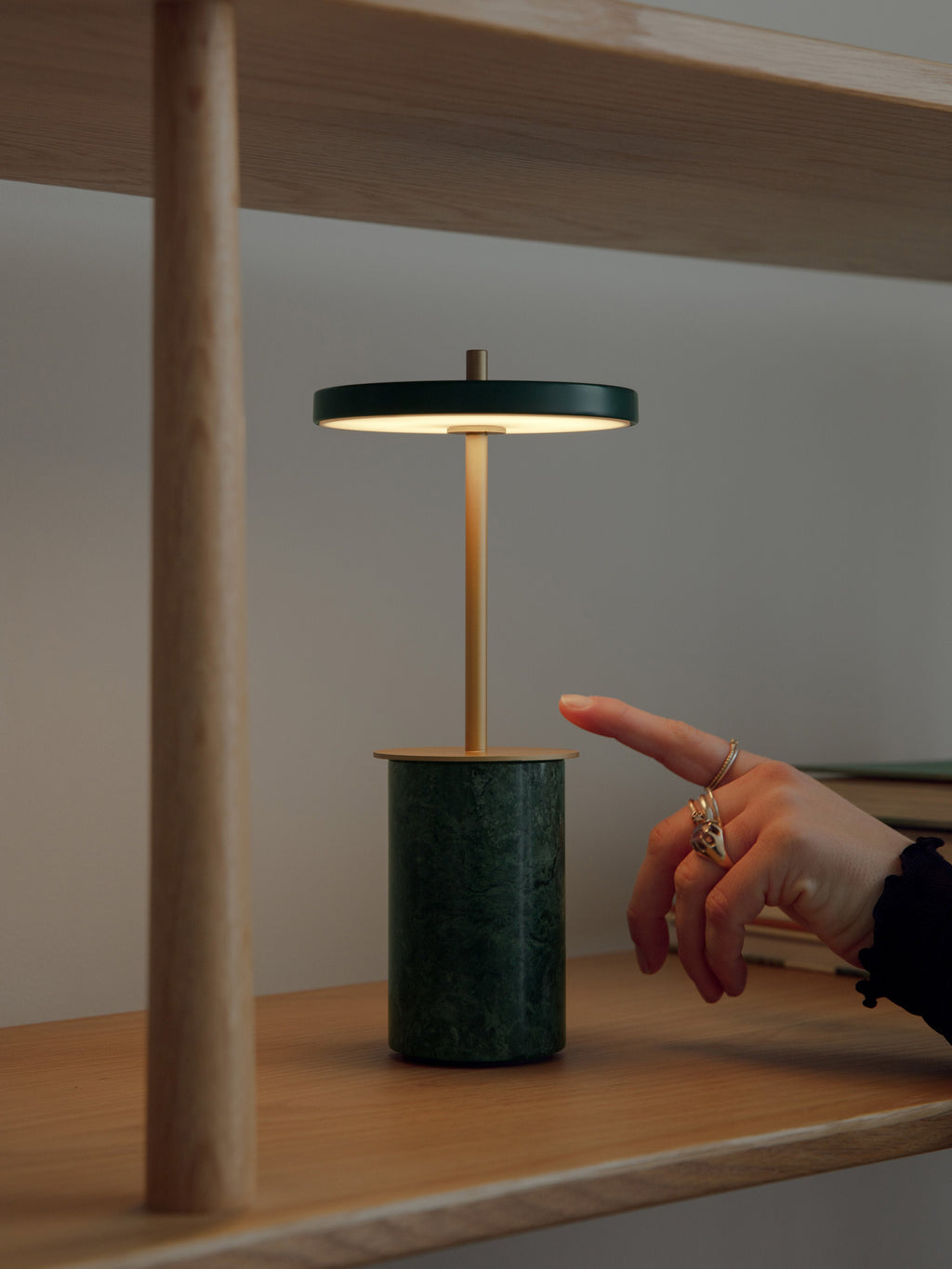 Petite lampe à poser LED mobile en marbre Kurt, intensité ajustable - Vert foncé marbré, doré