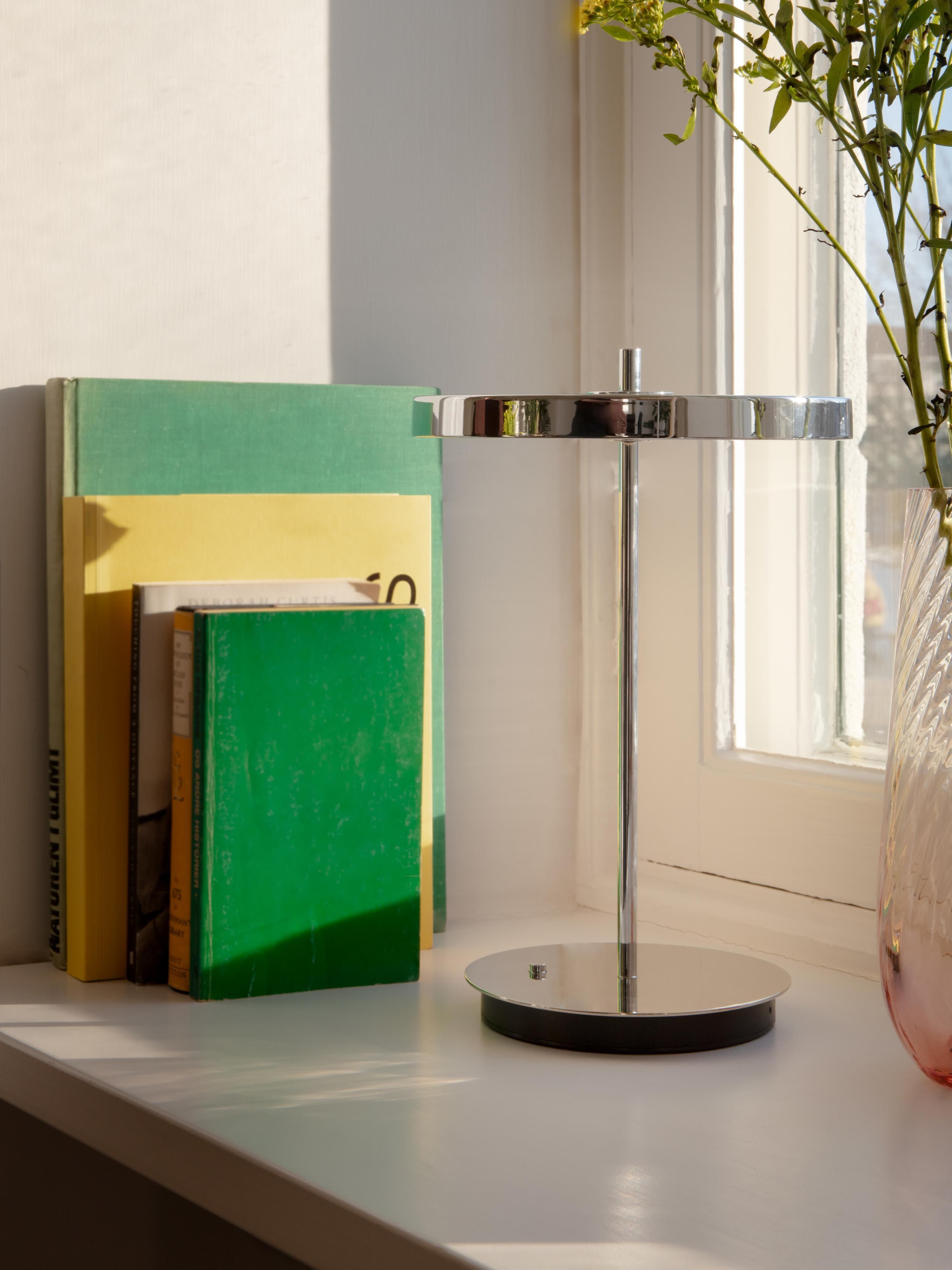 Petite lampe à poser LED mobile Kurt, intensité ajustable - Argenté