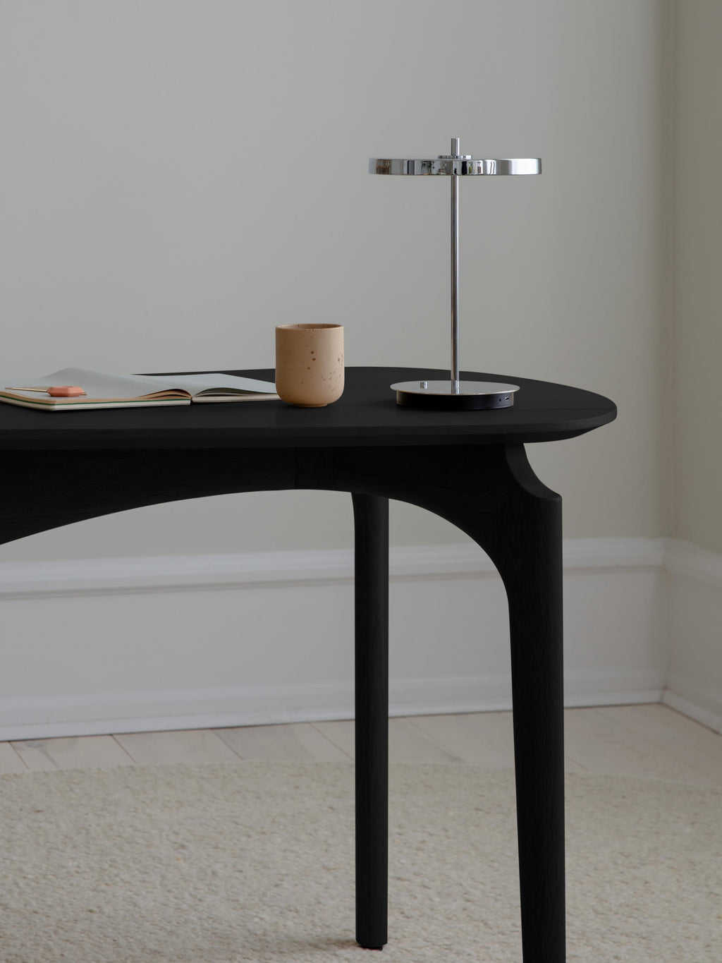 Petite lampe à poser LED mobile Kurt, intensité ajustable - Argenté