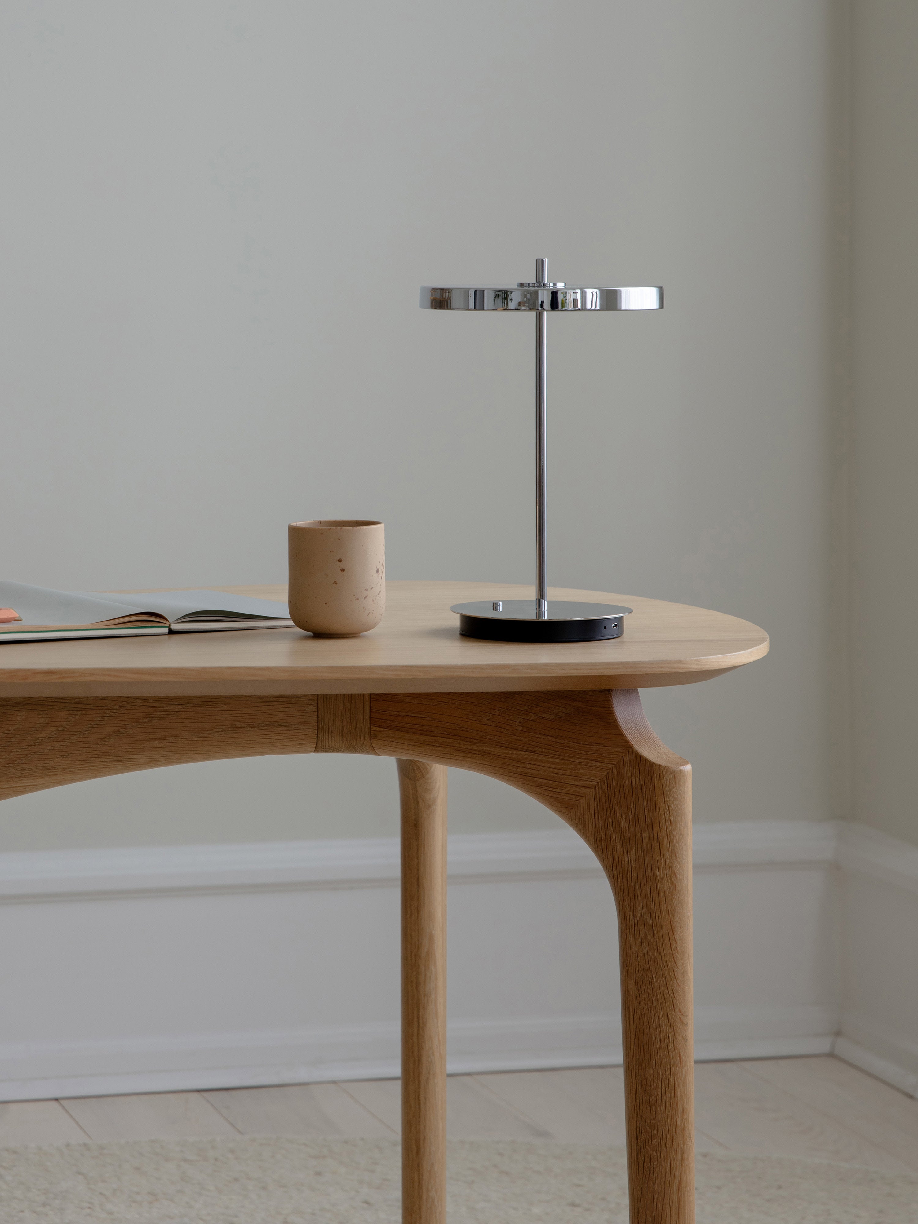 Petite lampe à poser LED mobile Kurt, intensité ajustable - Argenté