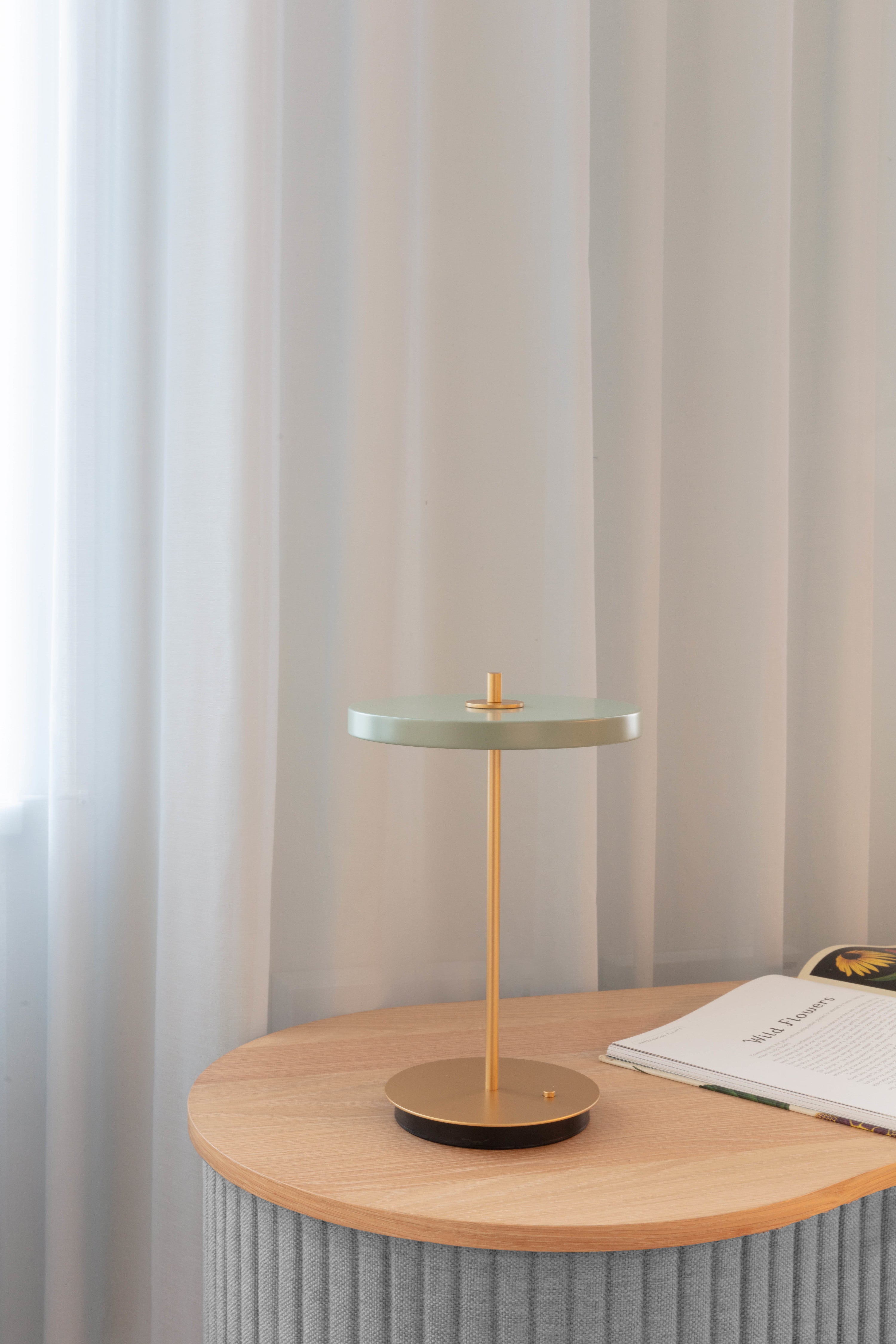 Petite lampe à poser LED mobile Kurt, intensité ajustable - Vert sauge, doré