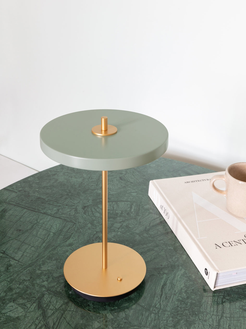 Petite lampe à poser LED mobile Kurt, intensité ajustable - Vert sauge, doré