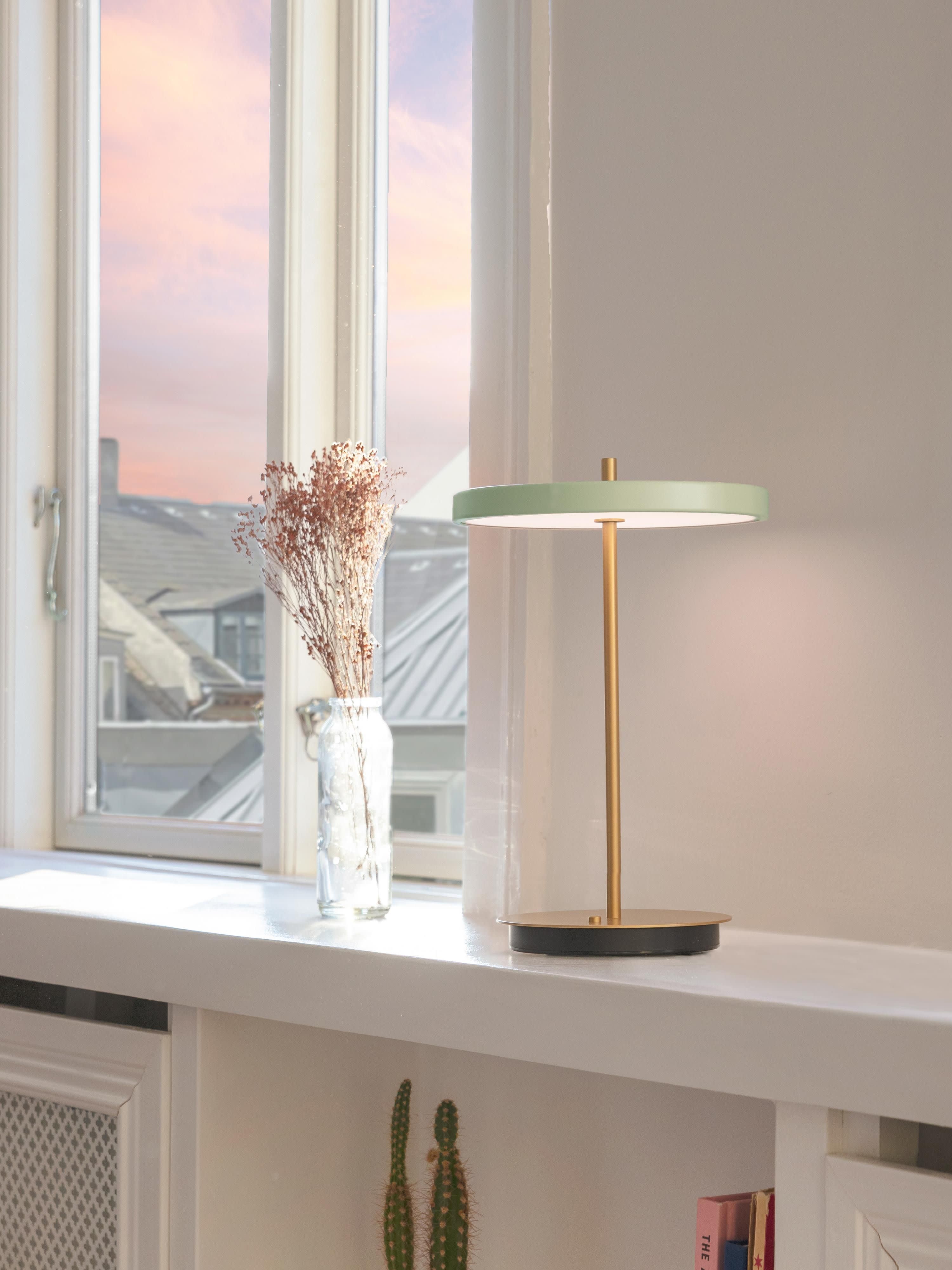 Petite lampe à poser LED mobile Kurt, intensité ajustable - Vert sauge, doré