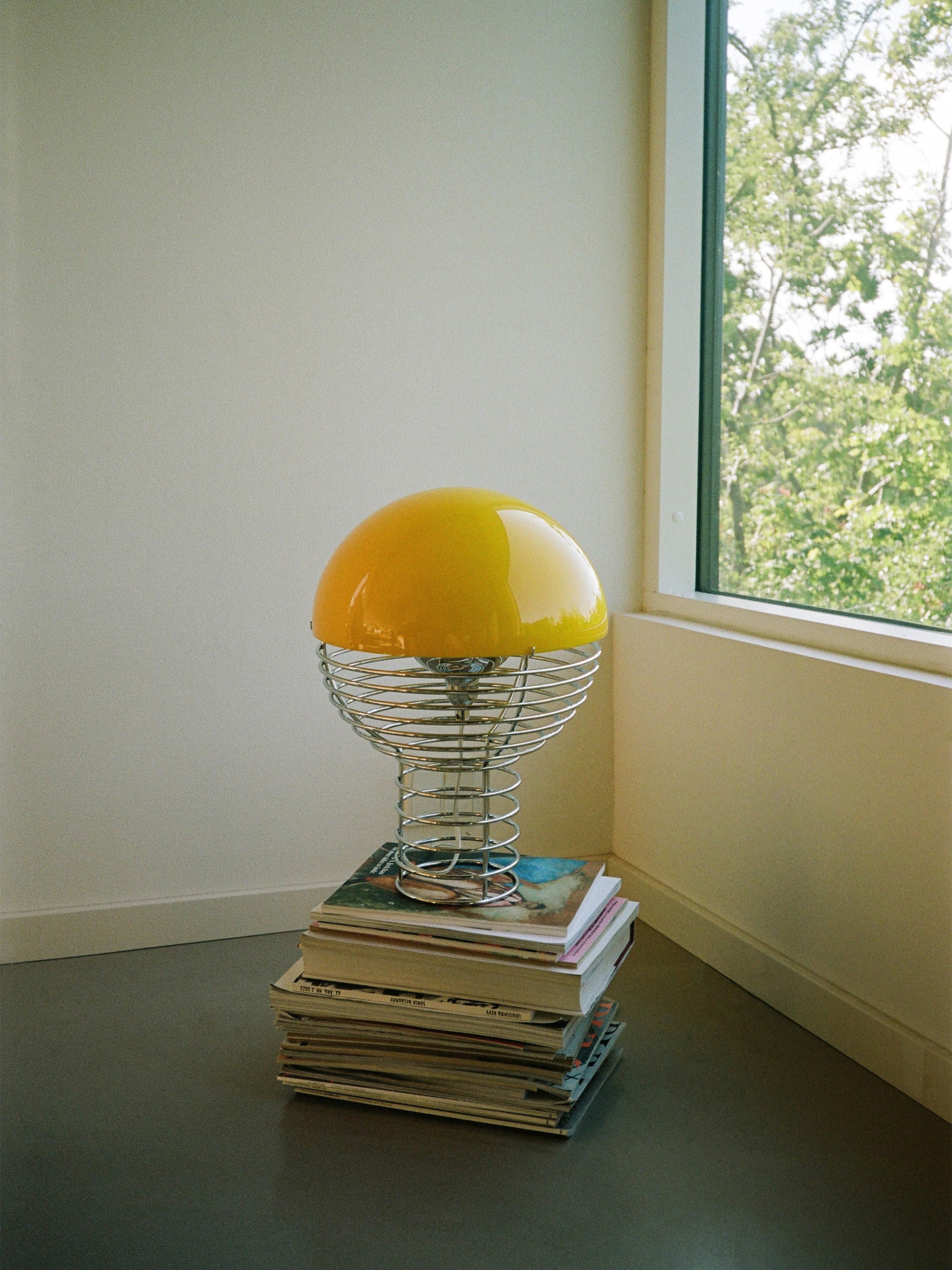 Lampe à poser Volmer, design Verner Panton - Argenté, jaune soleil