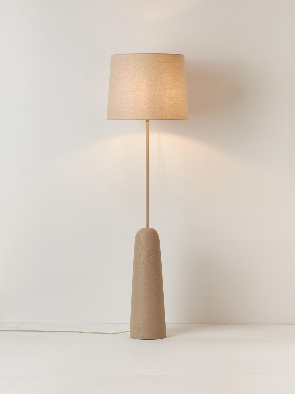 Lampadaire avec pied en béton Braxton - Blanc crème, beige