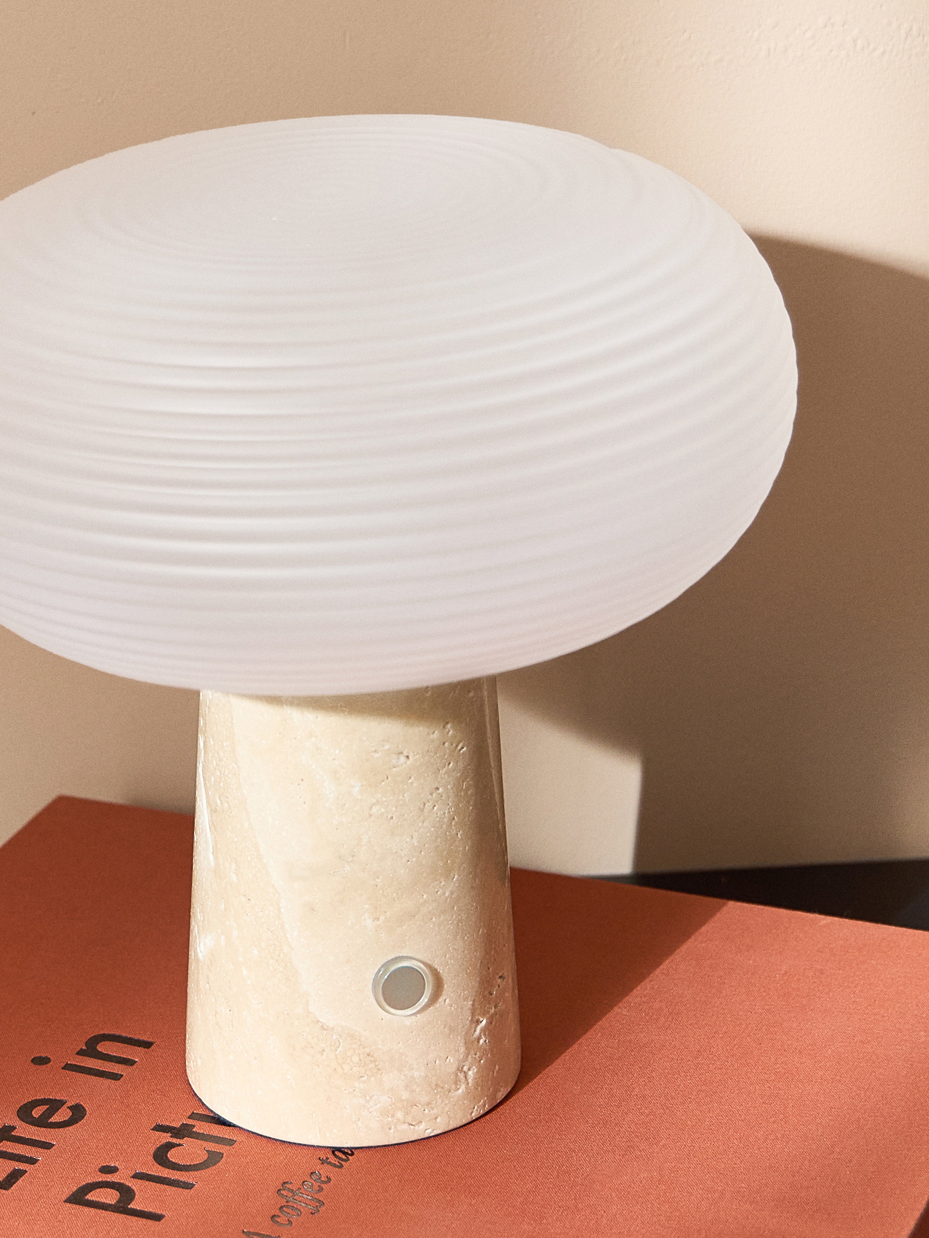 Lampe à poser LED portable avec pied en travertin Ashby, intensité ajustable - Travertin beige, blanc
