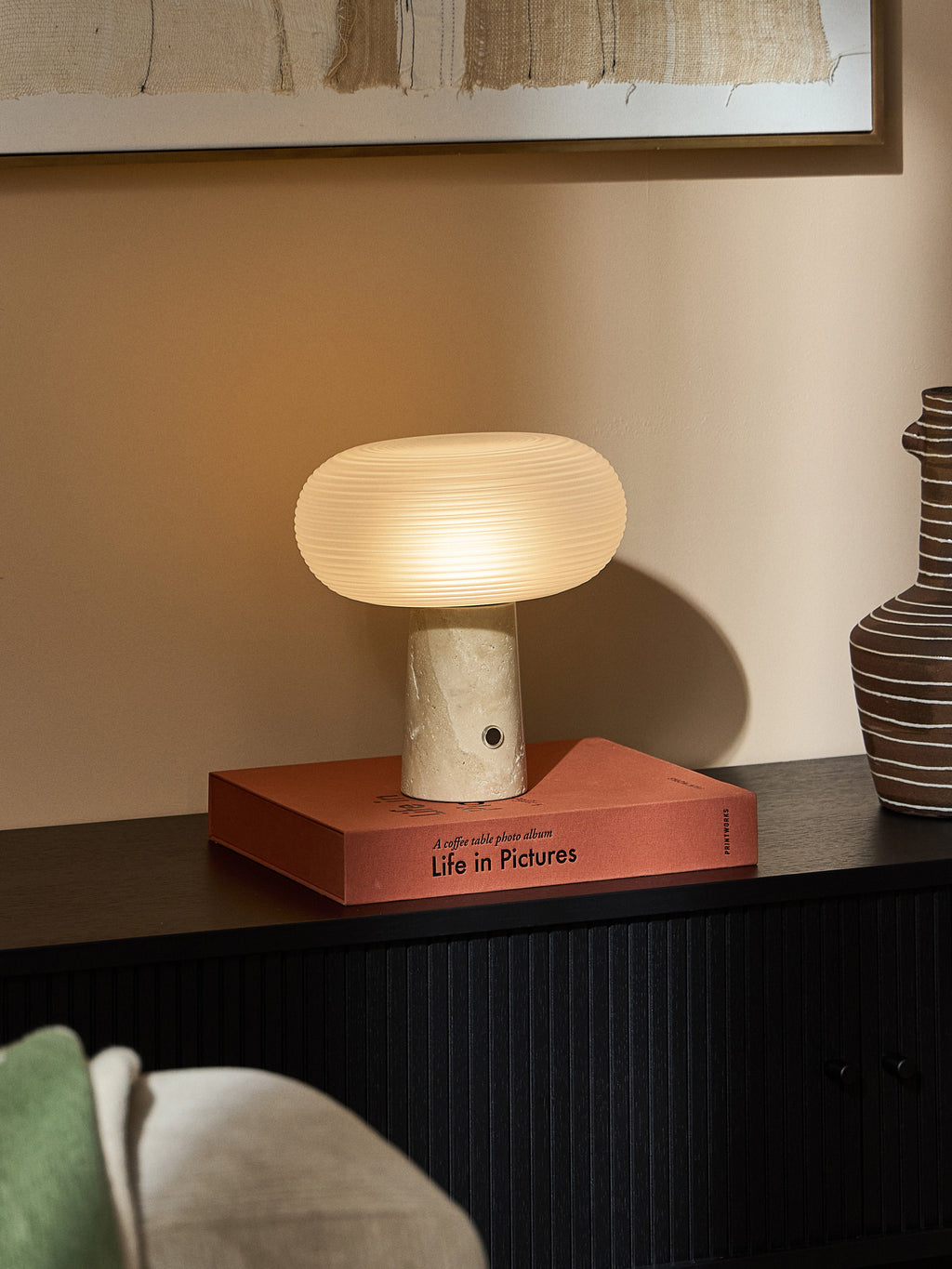 Lampe à poser LED portable avec pied en travertin Ashby, intensité ajustable - Travertin beige, blanc