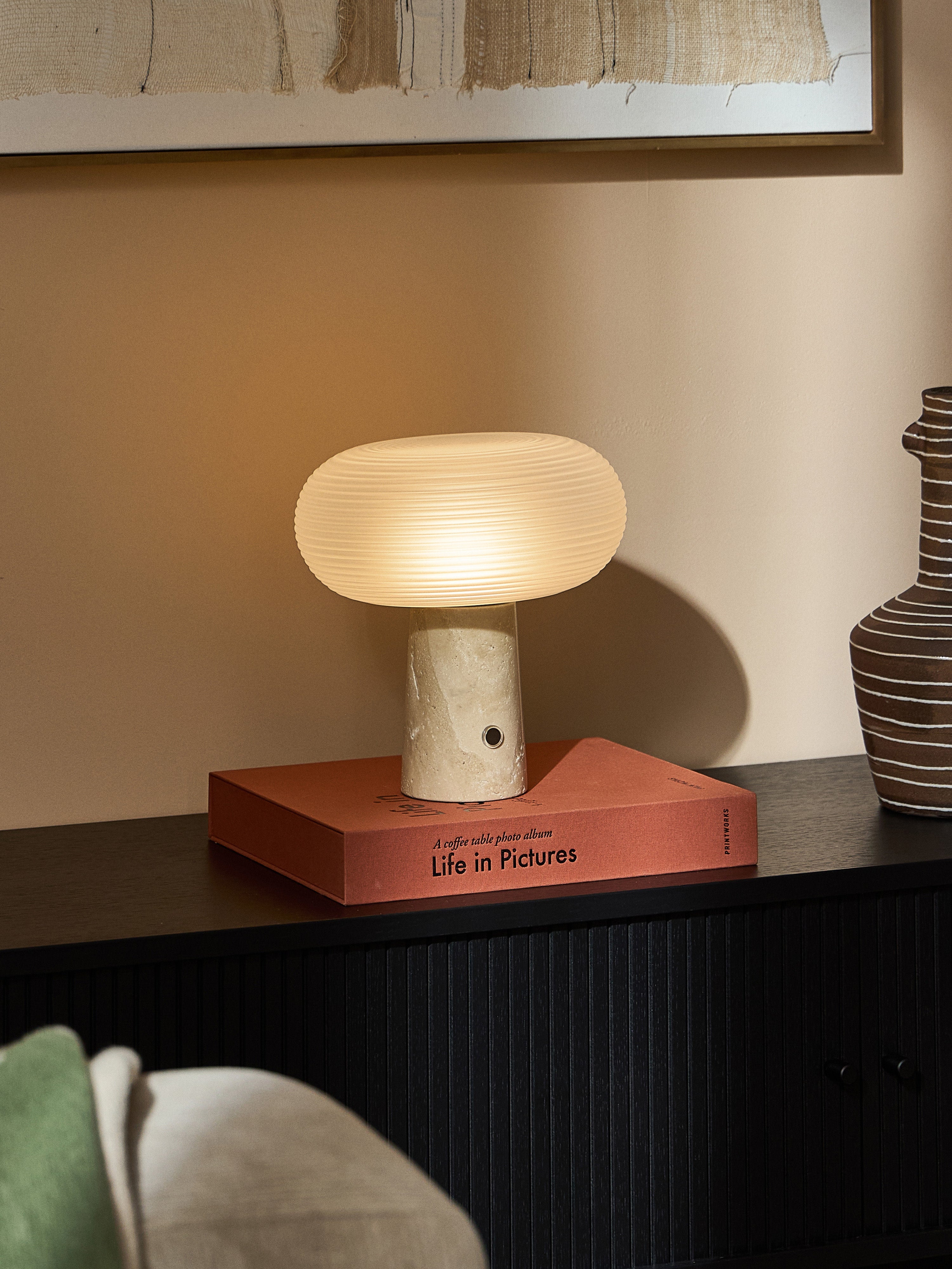 Lampe à poser LED portable avec pied en travertin Ashby, intensité ajustable - Travertin beige, blanc