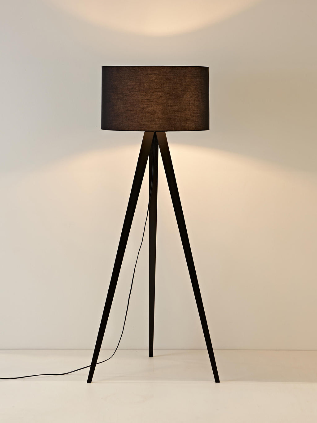 Lampadaire trépied en bois massif Garth - Bois de frêne, noir laqué