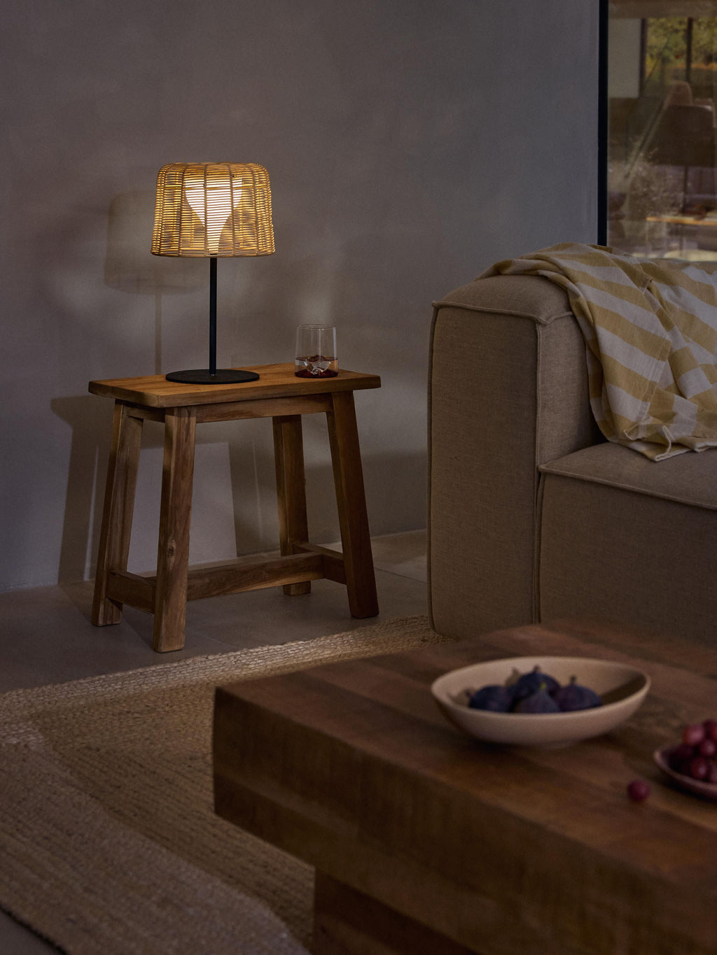 Lampadaire d'extérieur LED solaire avec capteur crépusculaire Bjarke - Beige clair, noir