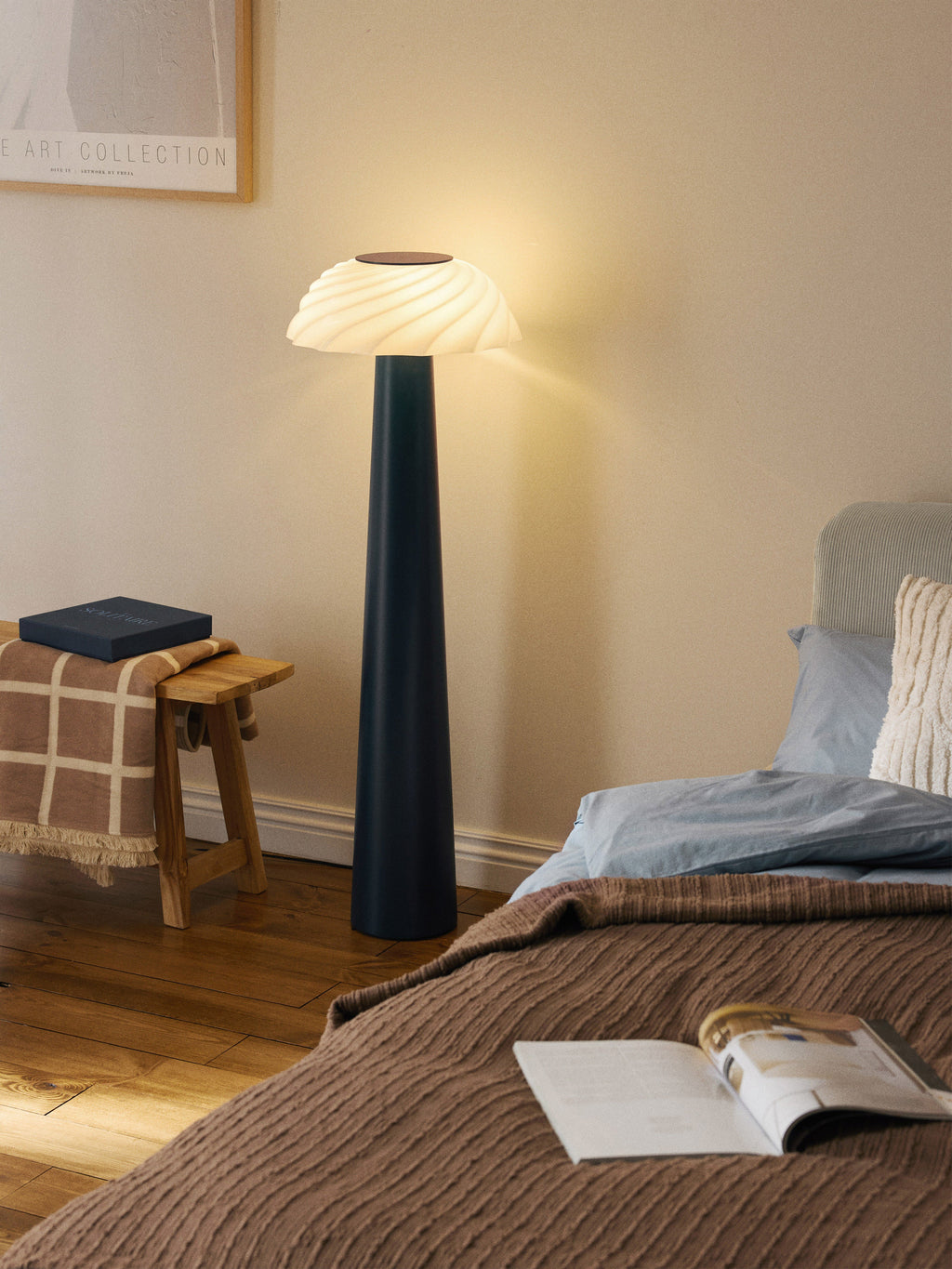 Petit lampadaire Paal - Bleu foncé, blanc