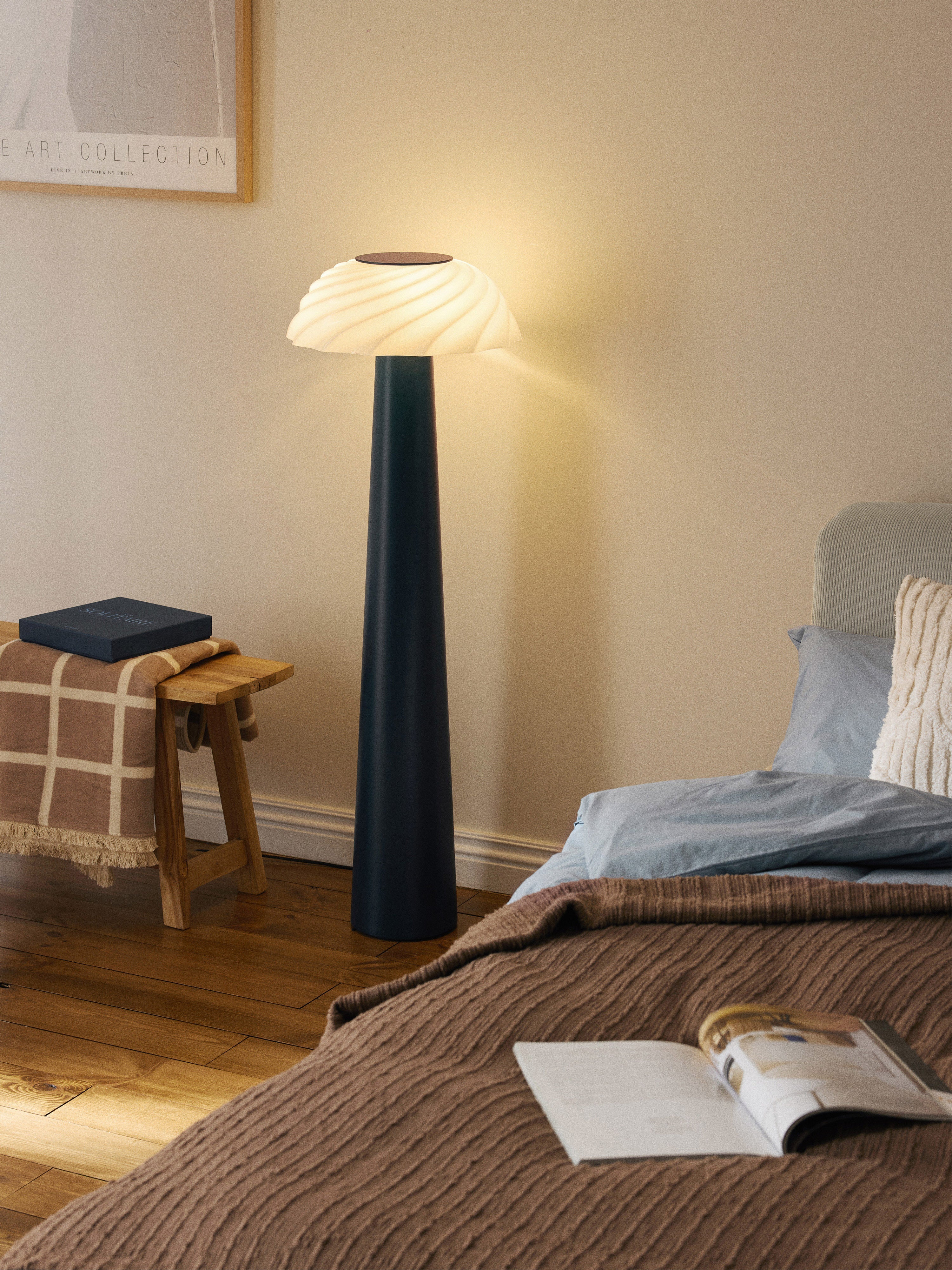 Petit lampadaire Paal - Bleu foncé, blanc
