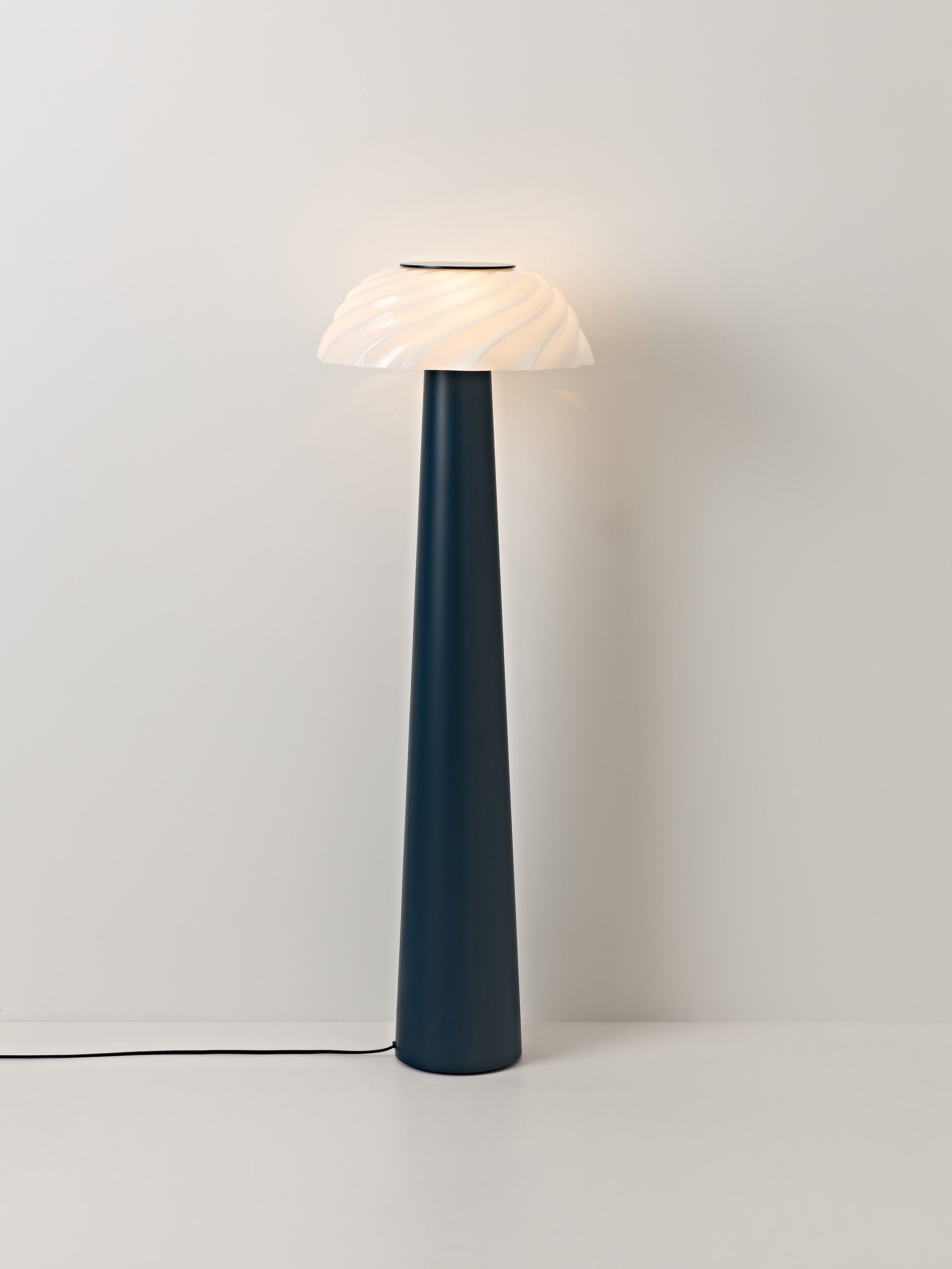 Petit lampadaire Paal - Bleu foncé, blanc