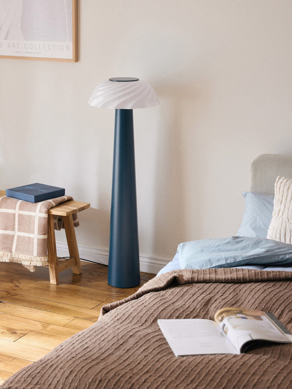 Petit lampadaire Paal - Bleu foncé, blanc