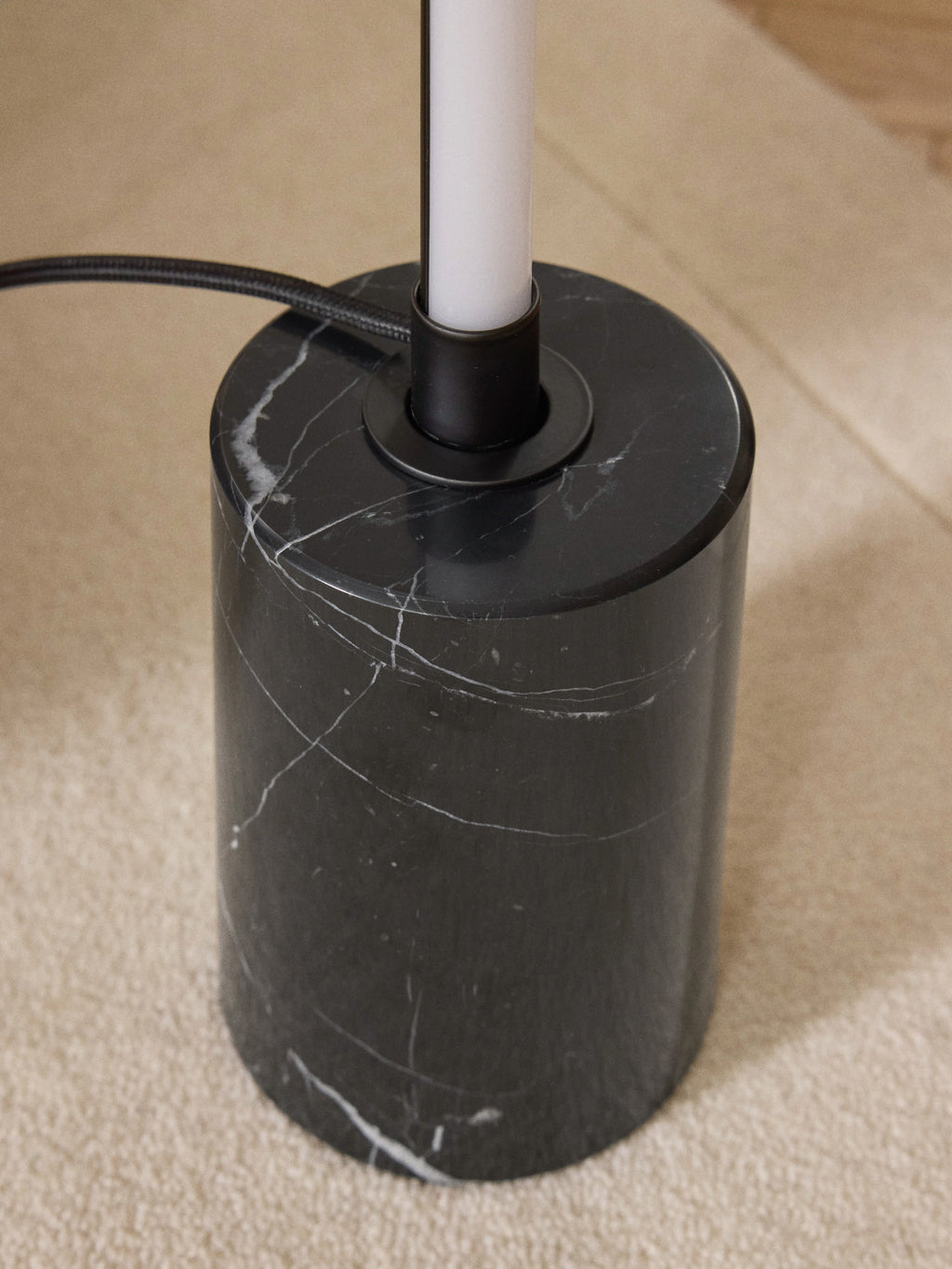 Lampadaire LED avec pied en marbre Gael - Noir, marbré