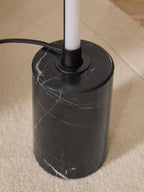Lampadaire LED avec pied en marbre Gael - Noir, marbré