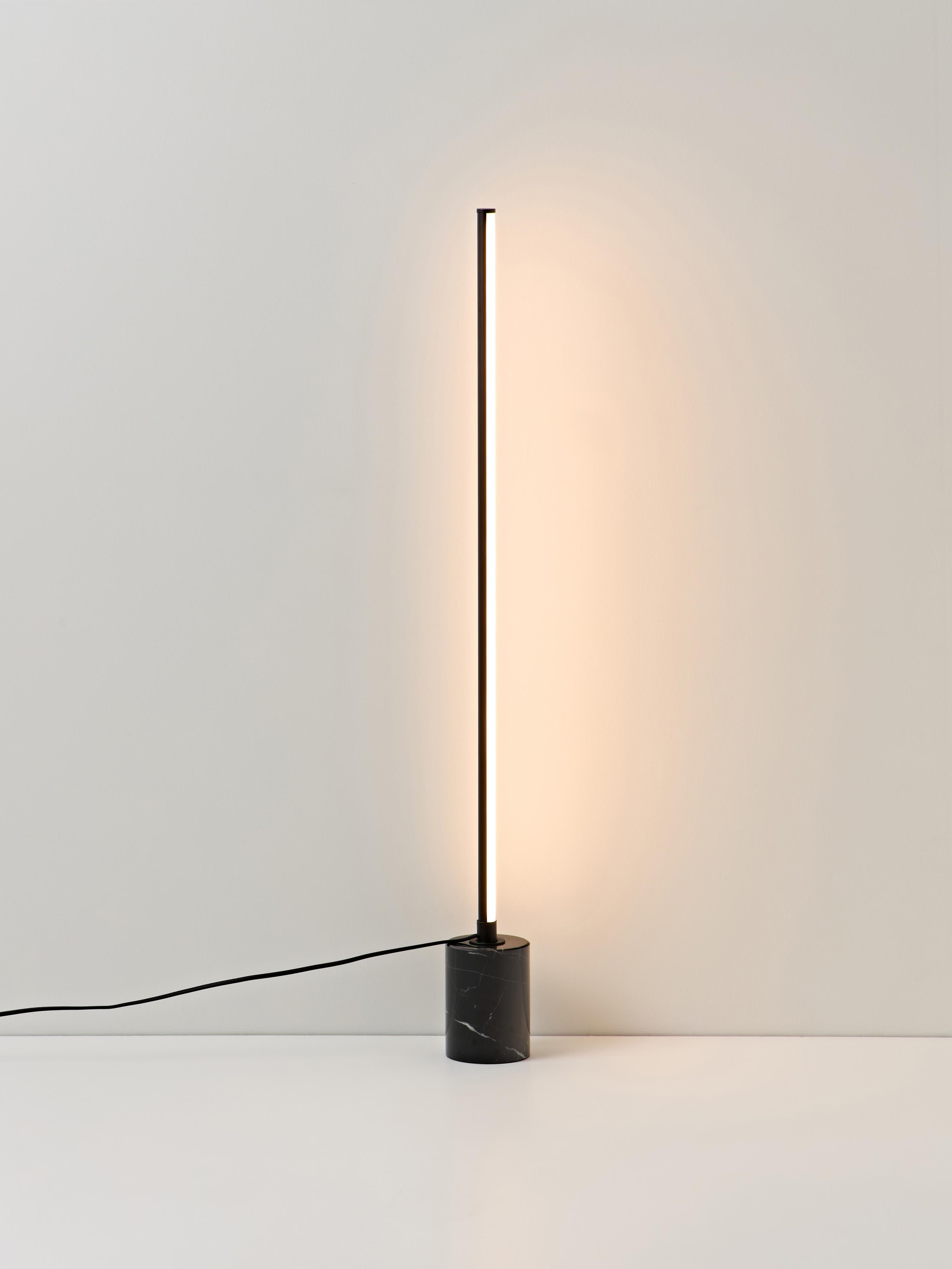 Lampadaire LED avec pied en marbre Gael - Noir, marbré