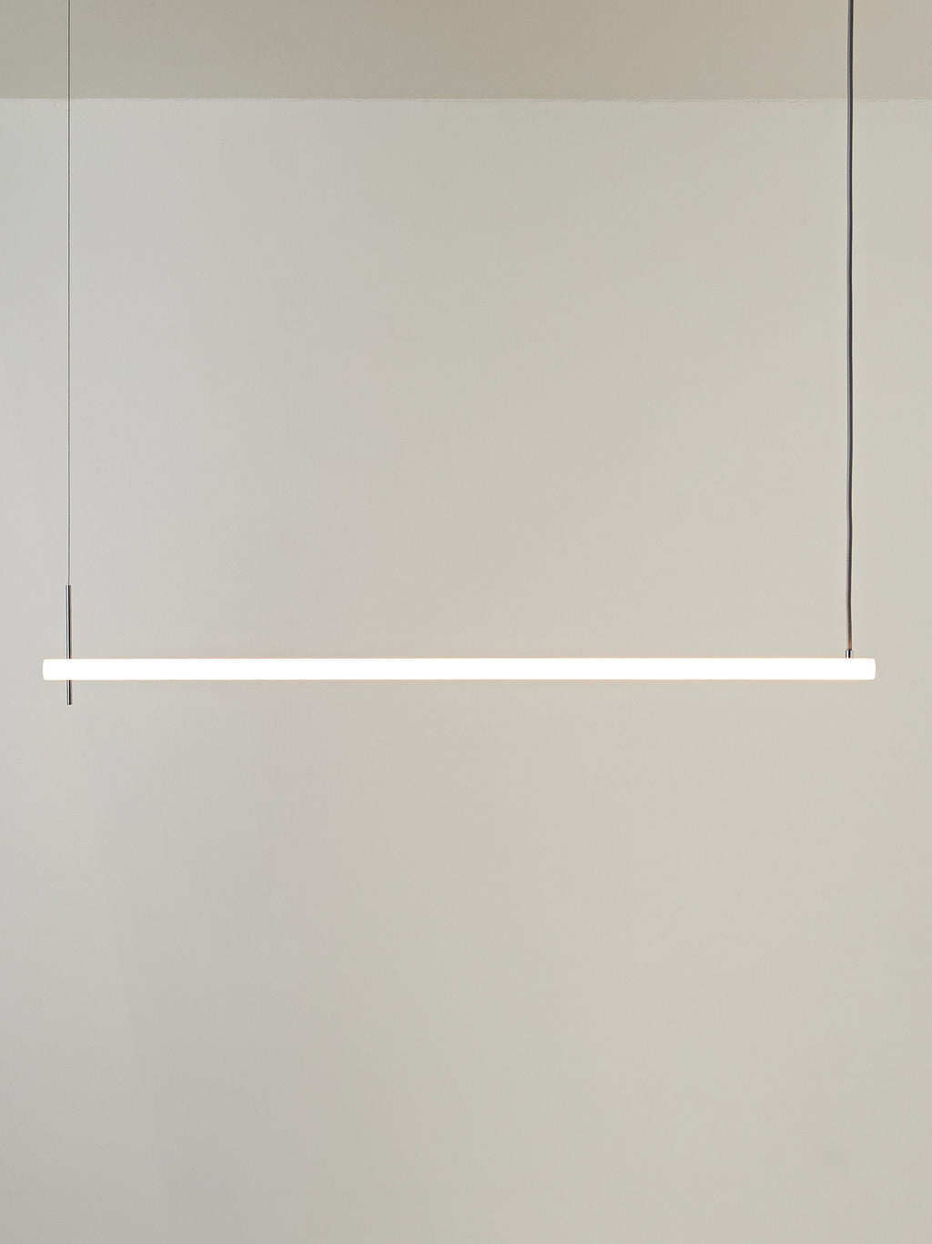 Grande suspension LED Evar - Abat-jour : blanc
Corps de lampe : couleur chrome