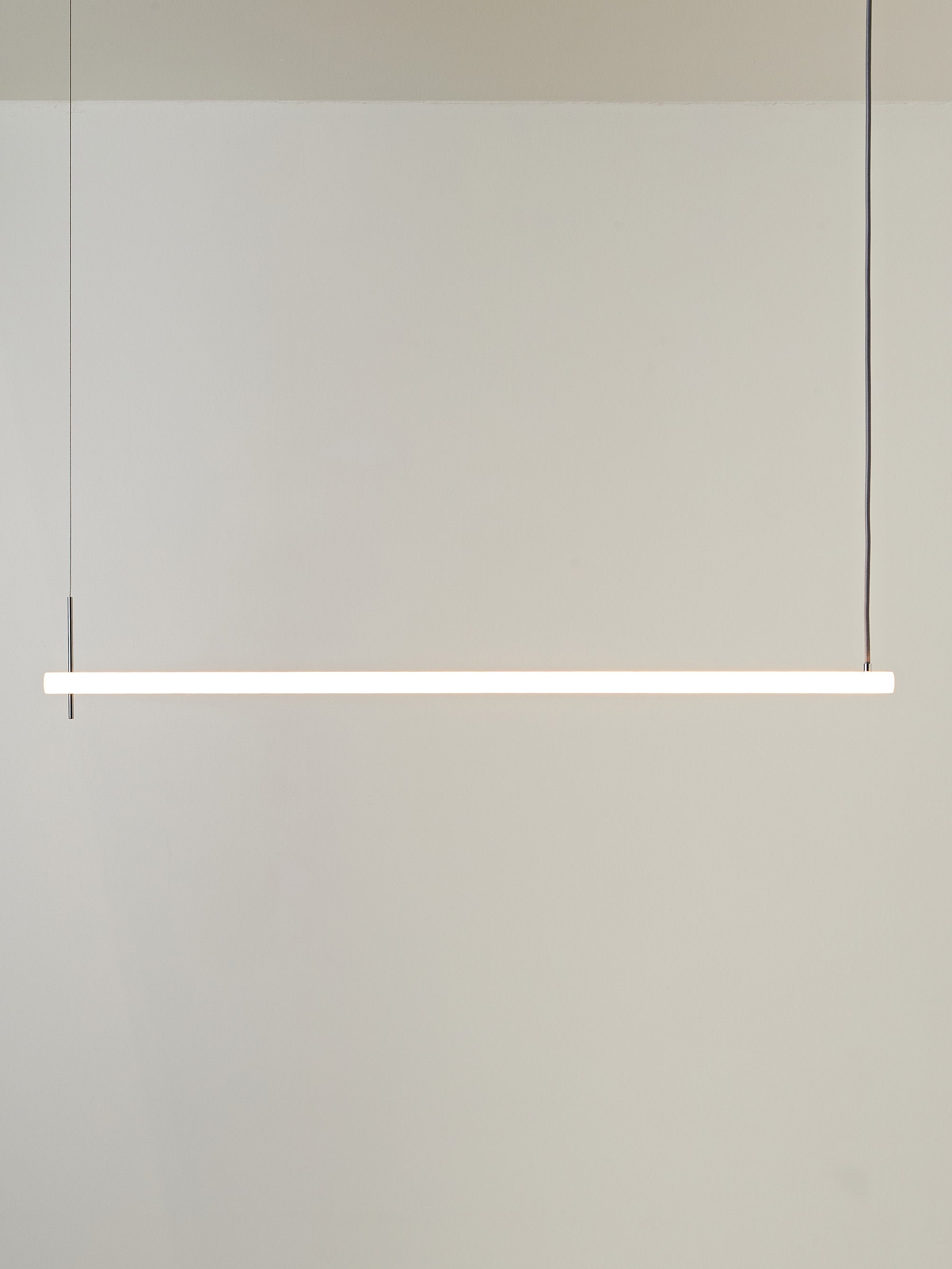 Grande suspension LED Evar - Abat-jour : blanc
Corps de lampe : couleur chrome