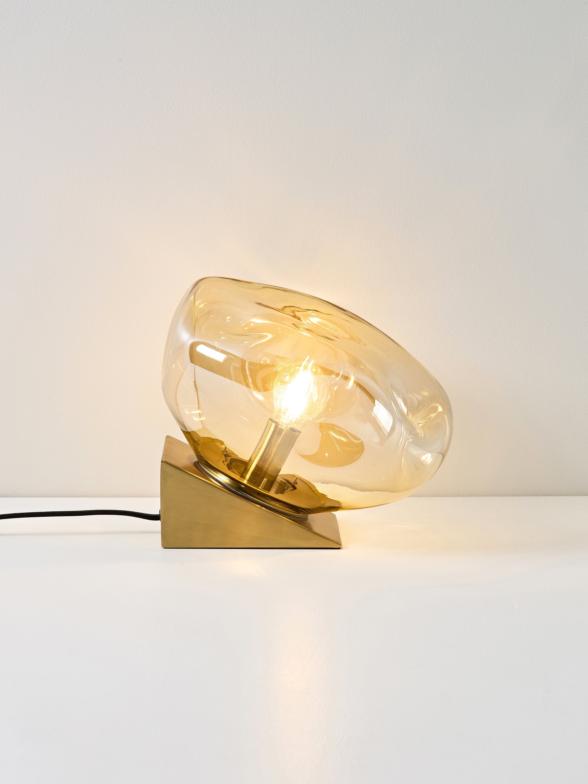 Petite lampe à poser en verre Kol - Brun clair, laiton