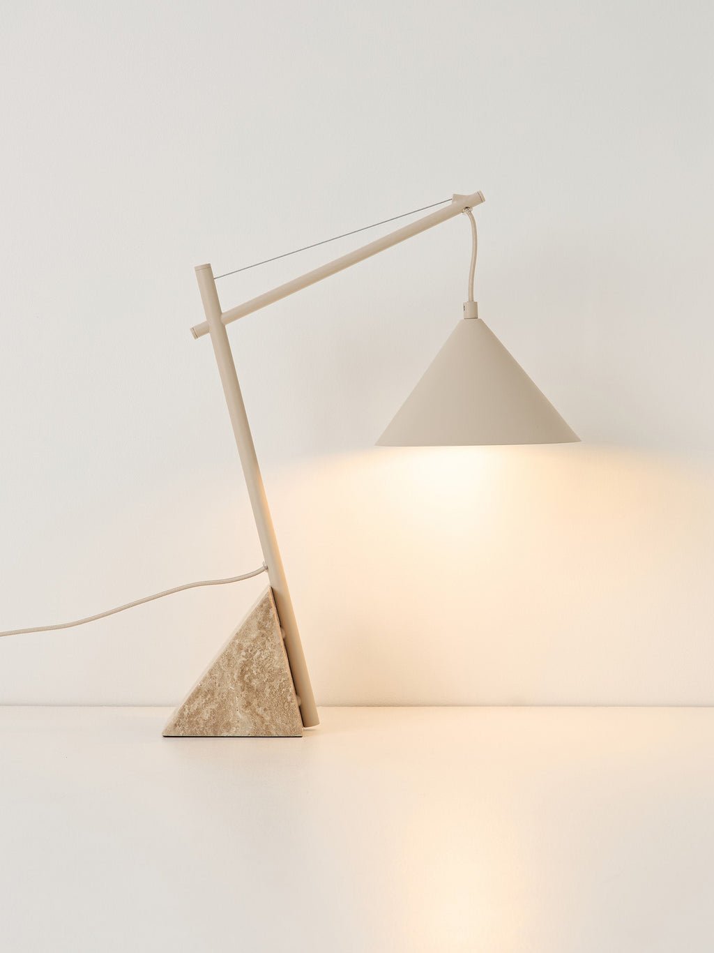 Lampe à poser avec pied en travertin Langston - Beige clair, travertin beige